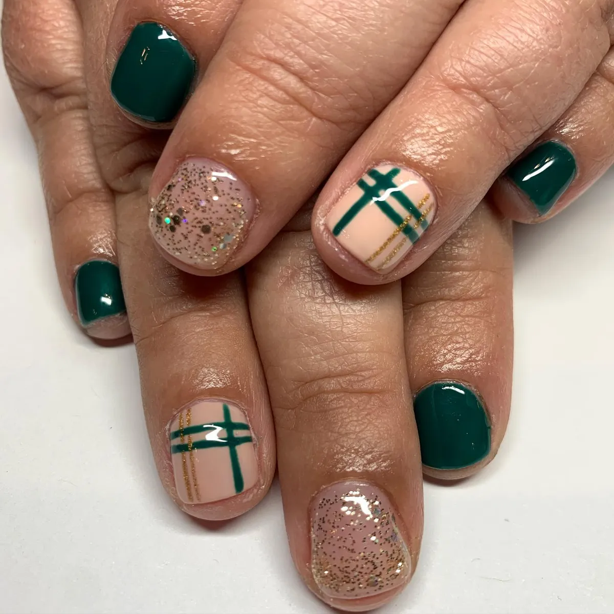 forest-green-nails_nailsbysophiaf_2.webp