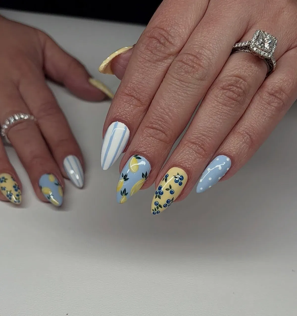 lemon-and-blue-nails_areyessnailss_14-2.webp