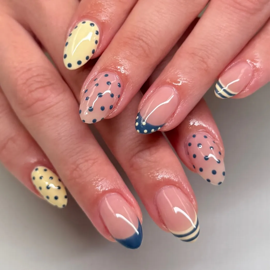 lemon-and-blue-nails_tiara_nails_hi_4-2.webp