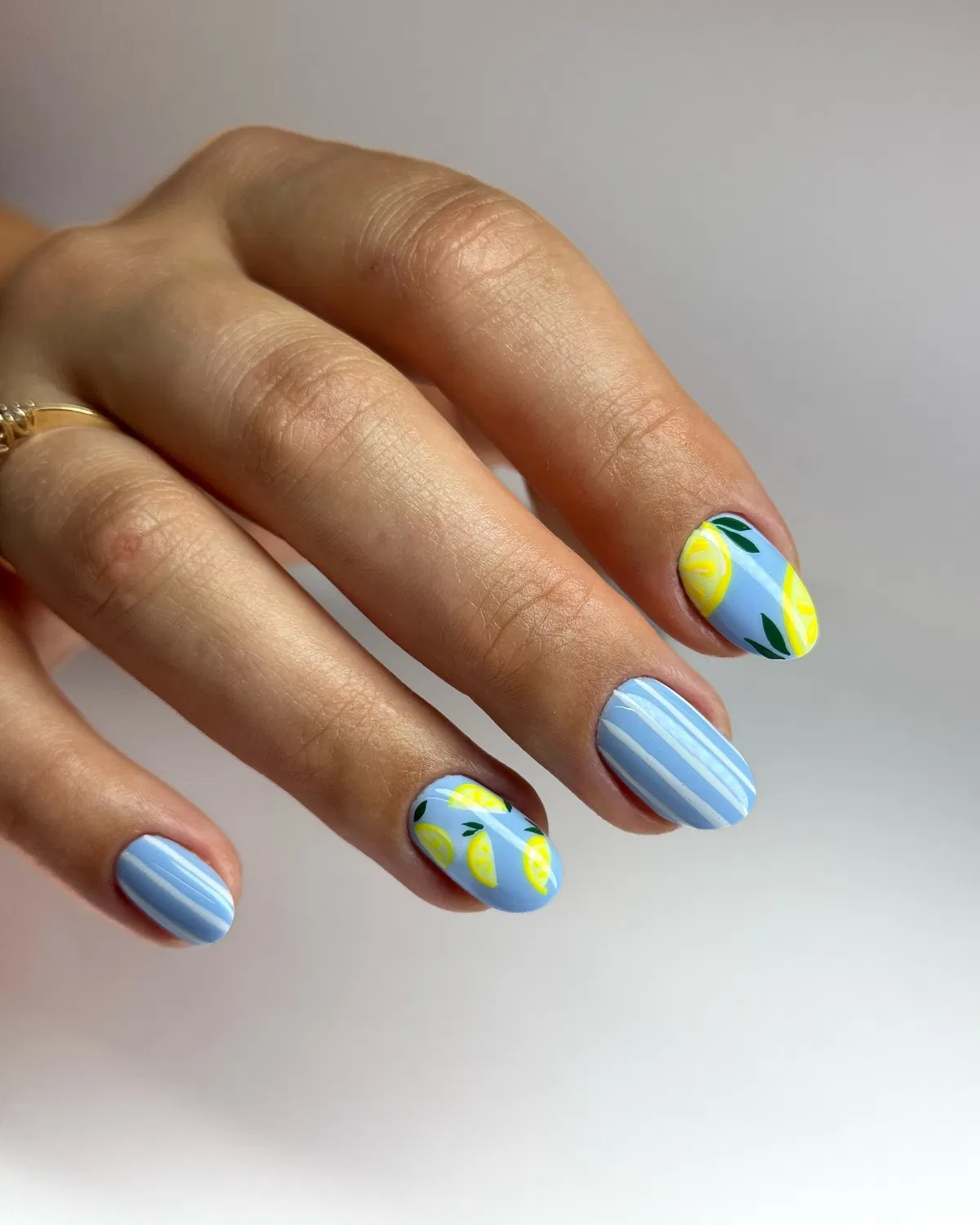 Light-blue striped nails with lemon slices