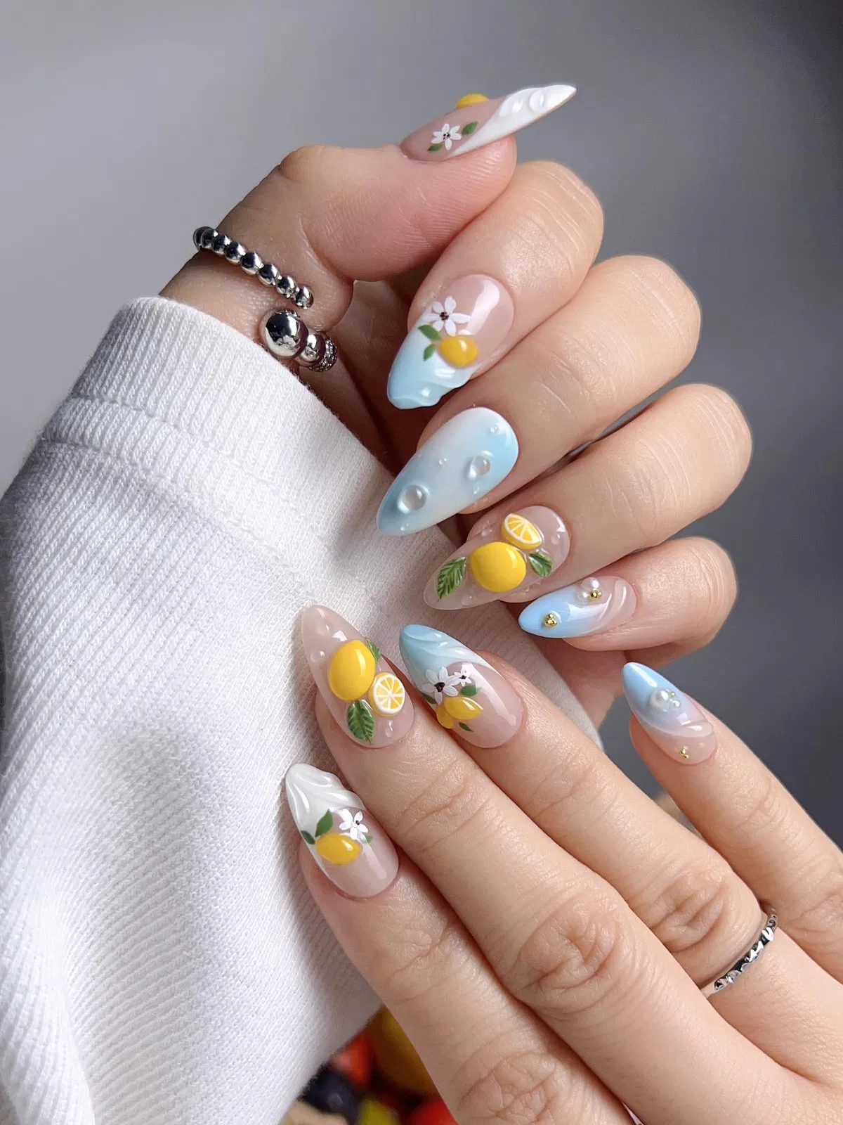 3D lemon motifs with light blue and white sculpted accents