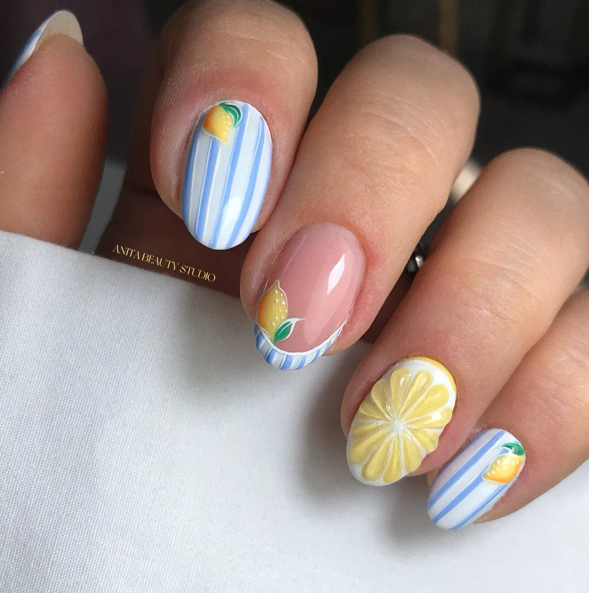 lemon-yellow-nails_a.martinec_anitabeautystudio_5-1.webp