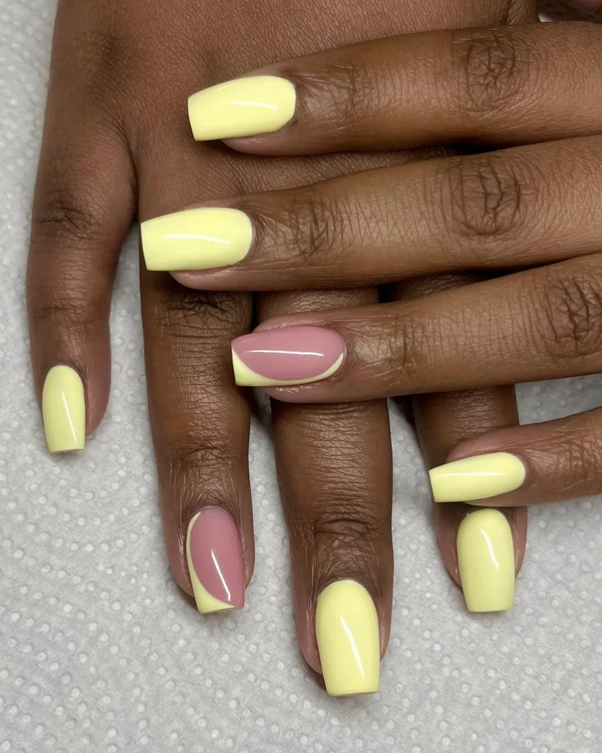 lemon-yellow-nails_fintoes_nails_1-1.webp