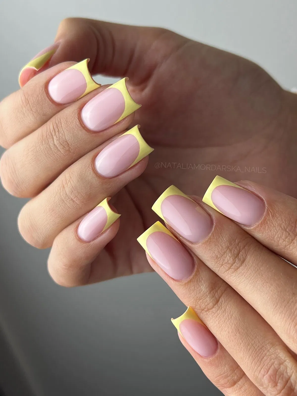 lemon-yellow-nails_nataliamordarska_nails_7-1.webp