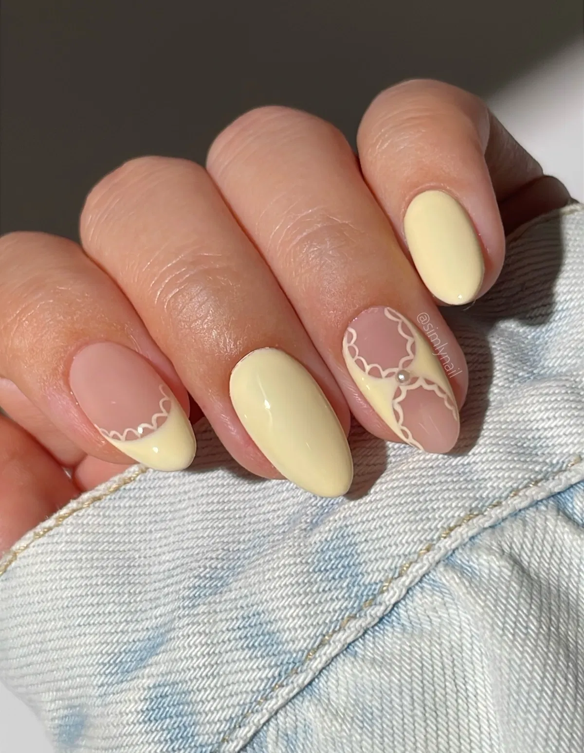 lemon-yellow-nails_simlynail_13-1.webp