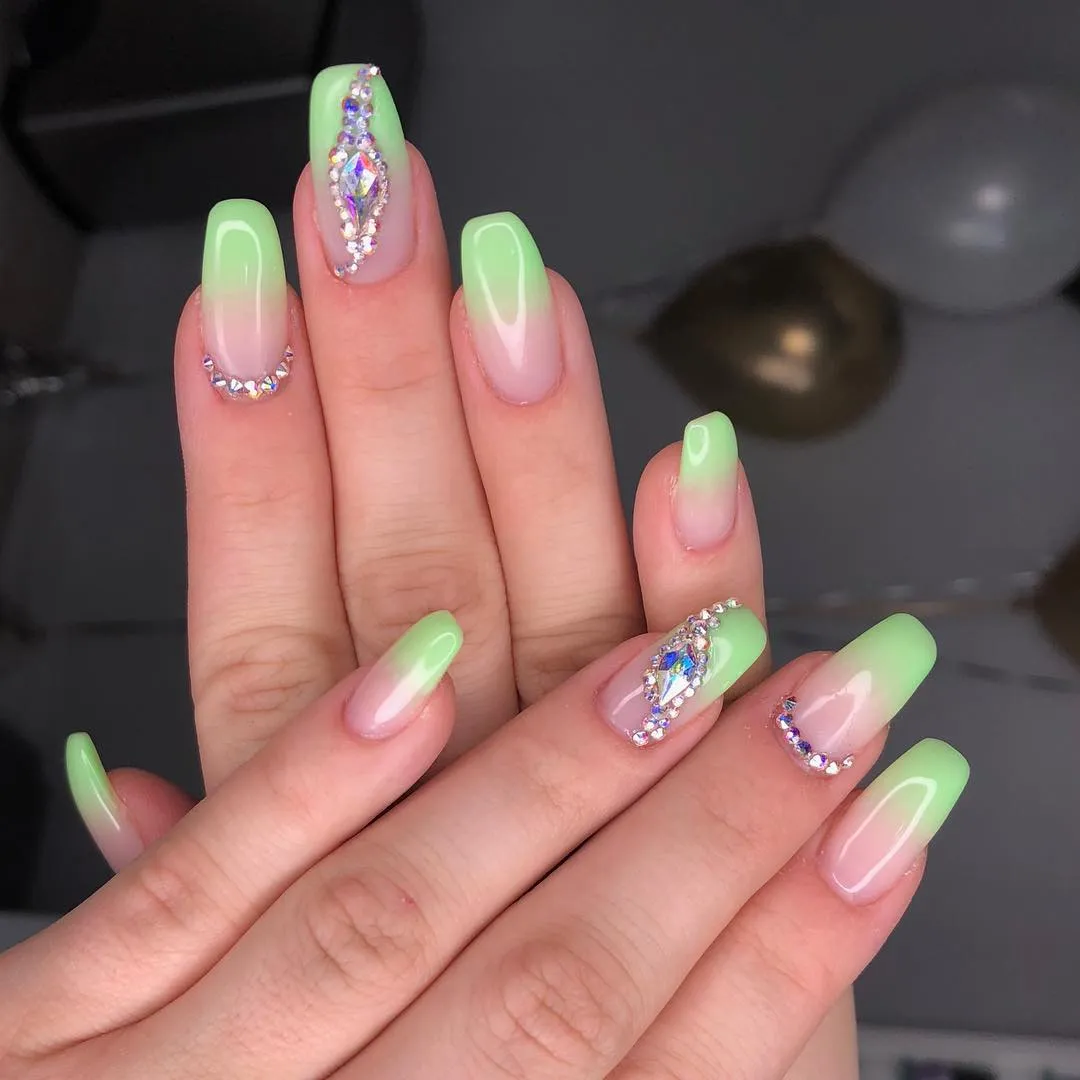light-green-nails_monluxenails_11.webp