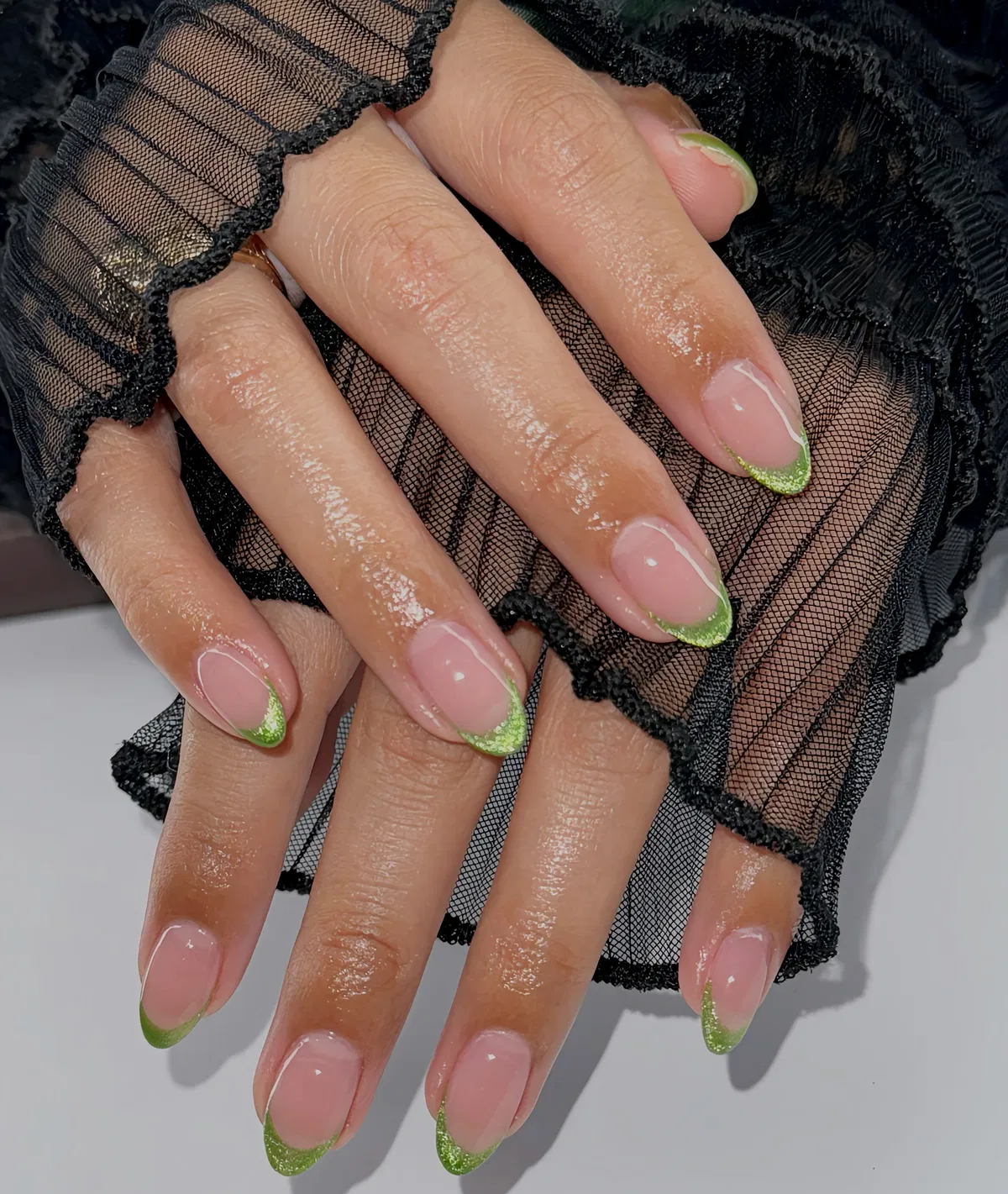 light-green-nails_nailfie_lounge_9.webp