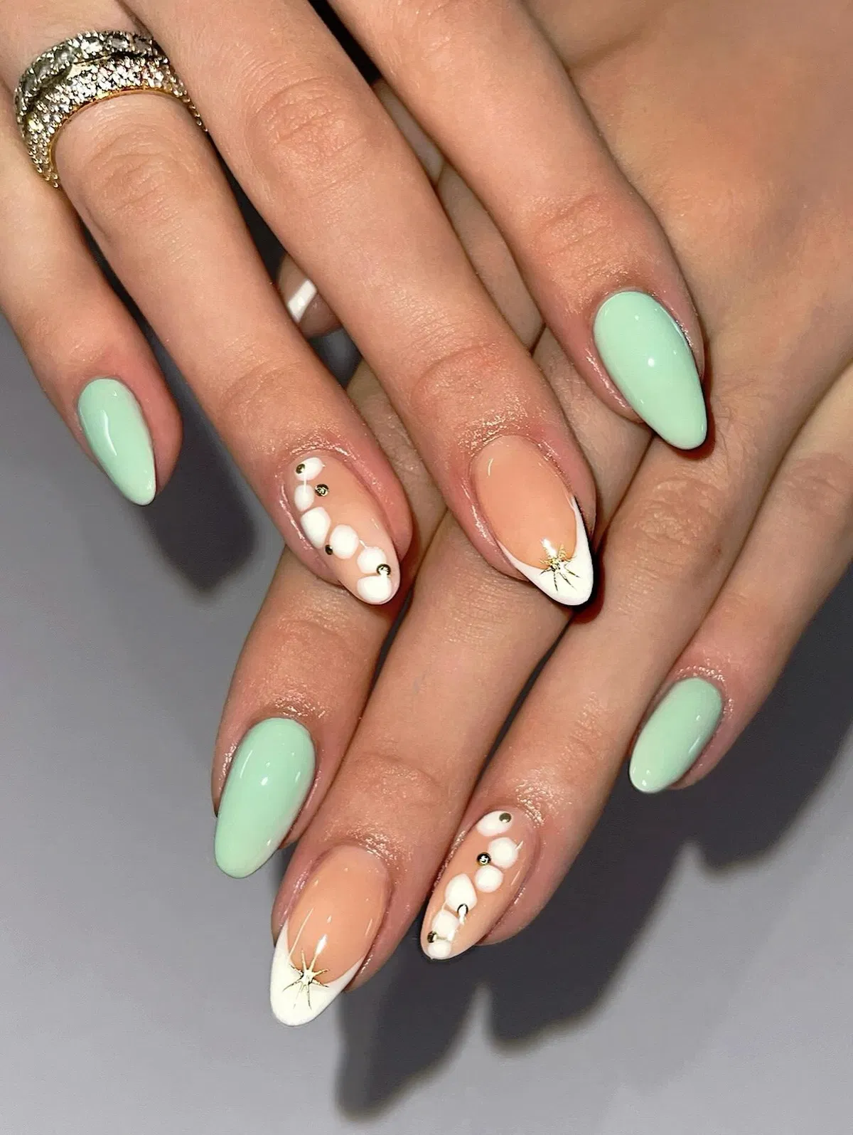 mint-green-nails_ercreative_emilyreaper_2.webp