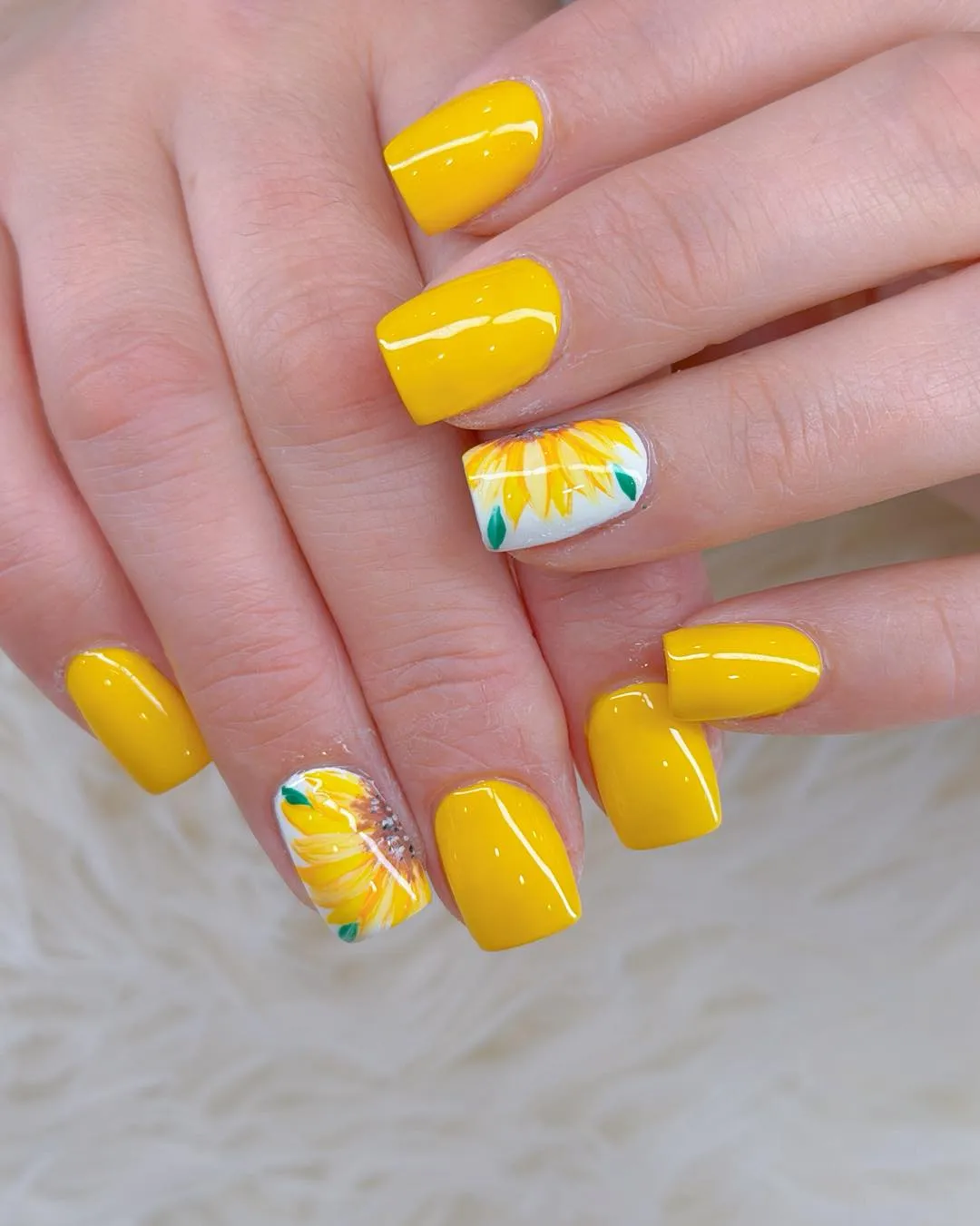Glossy yellow set with white-based sunflower-like accents