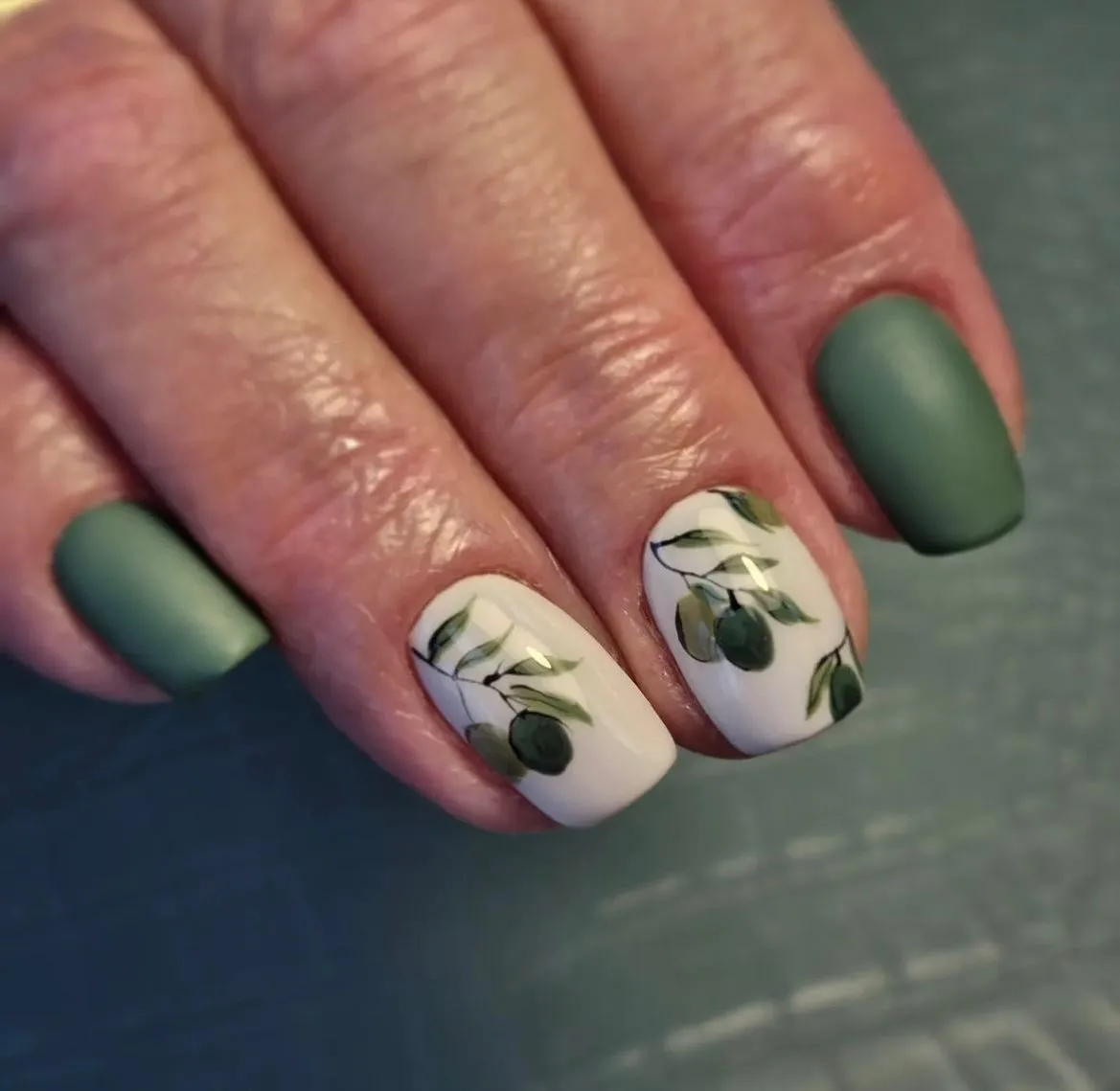 olive-green-nails_bluesky.nail_.artist_14.webp