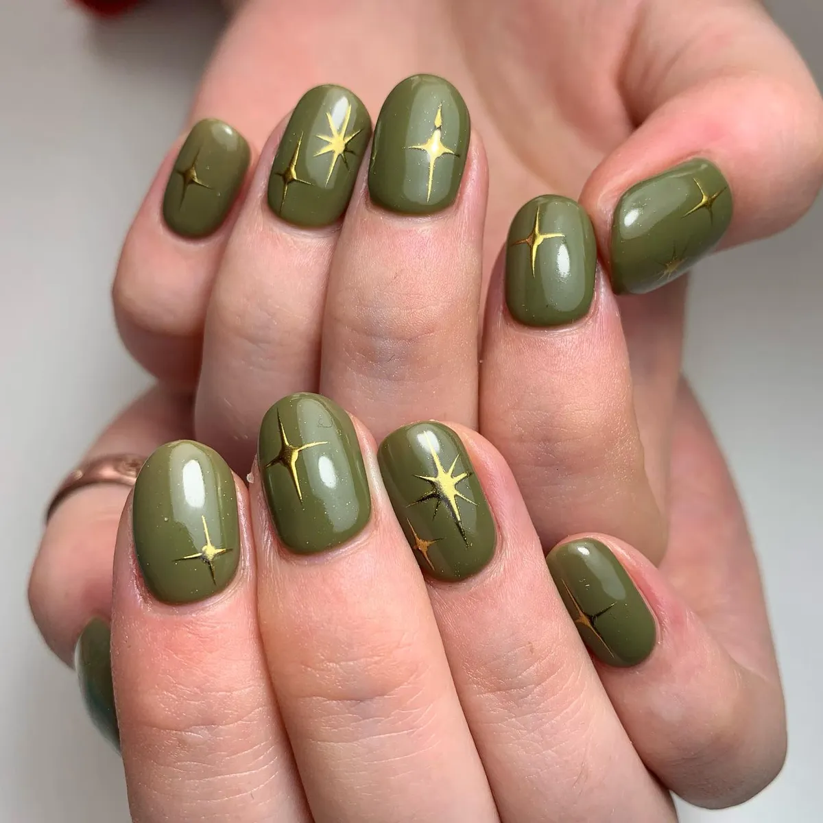 olive-green-nails_catcreatesnails_18.webp