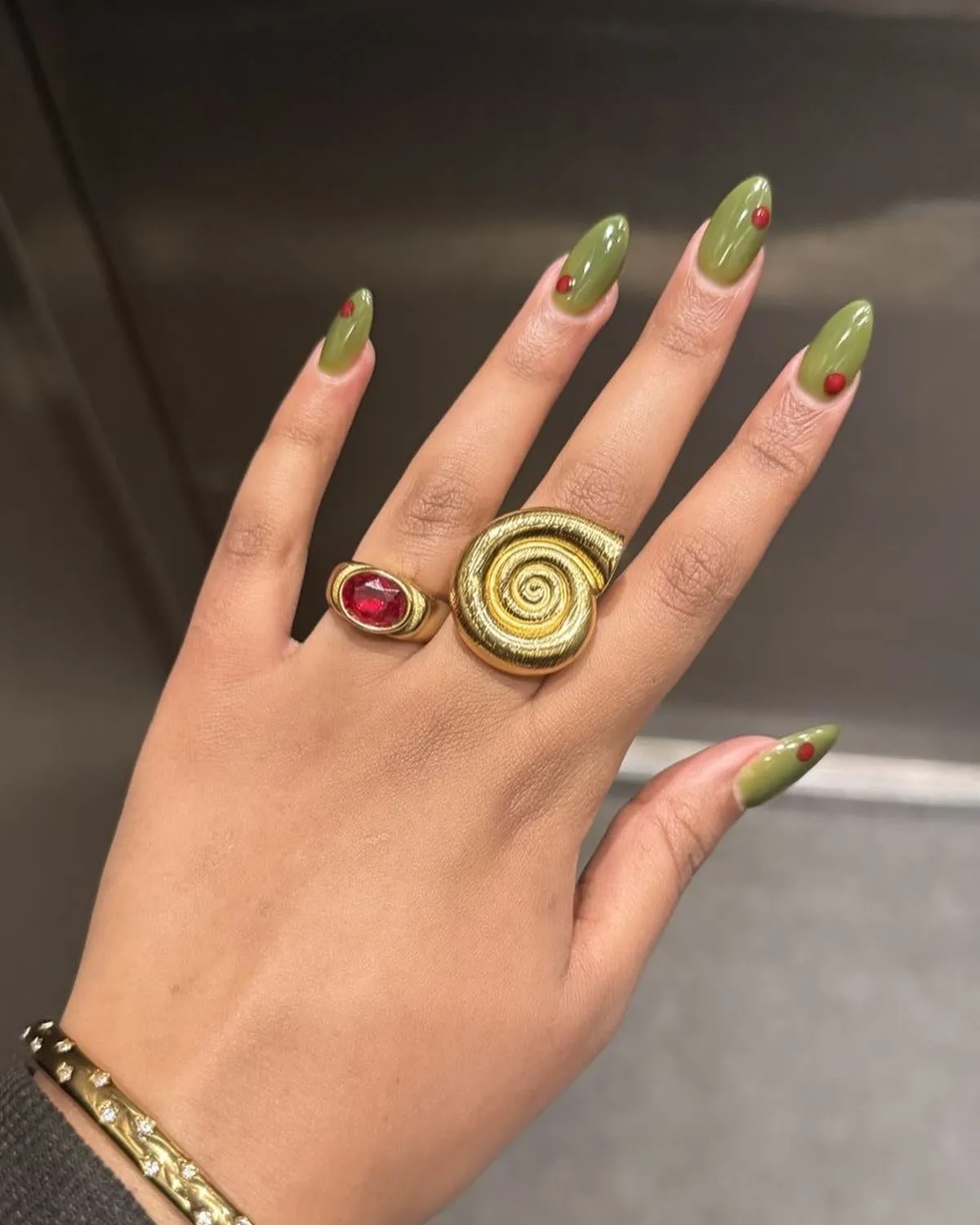 olive-green-nails_samorenailhouse_3.webp