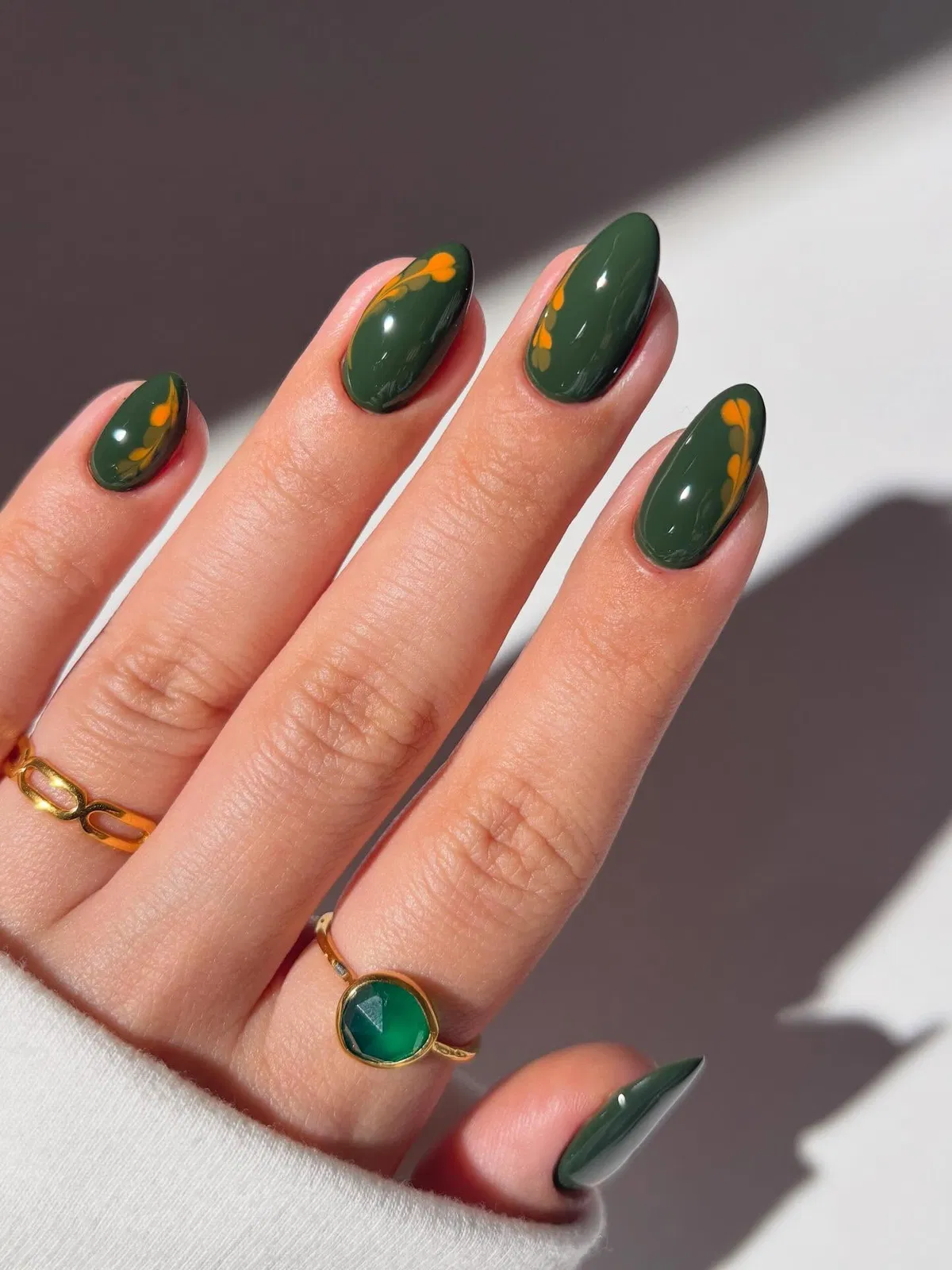 olive-green-nails_simlynail_12.webp
