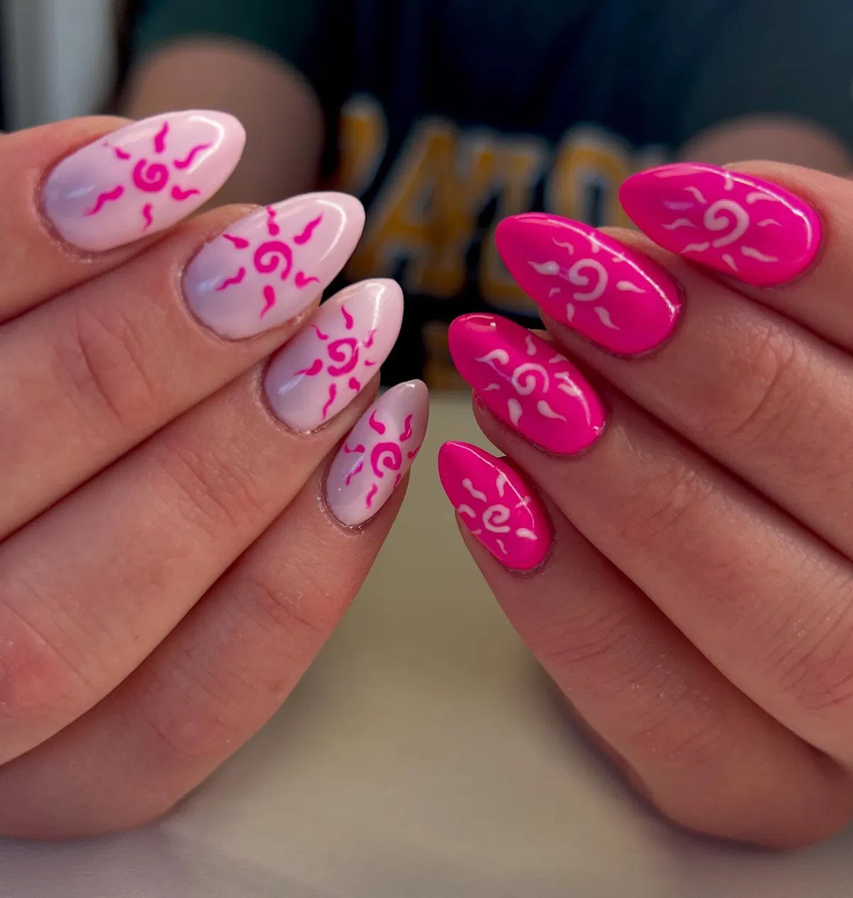 Swirl-and-rays graphic pink set