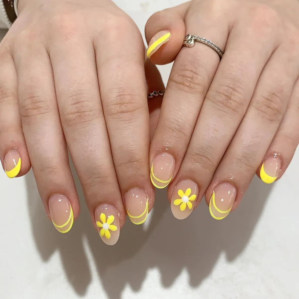 short-summer-nails_adorenailspa43_1.webp