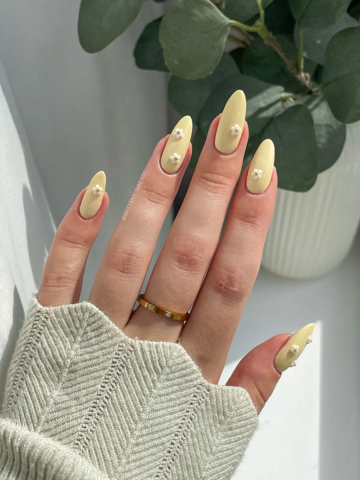 simple-summer-nails_brittany_nailart_16.webp