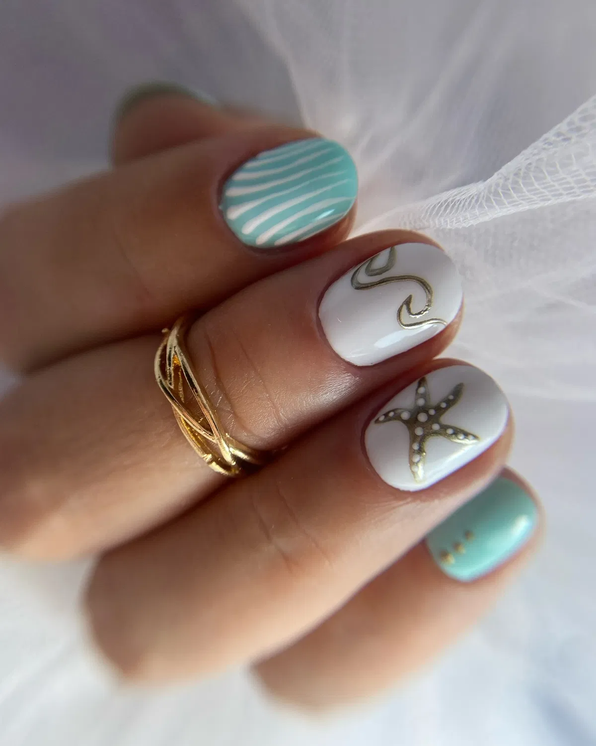 simple-summer-nails_pinastudio.__17.webp