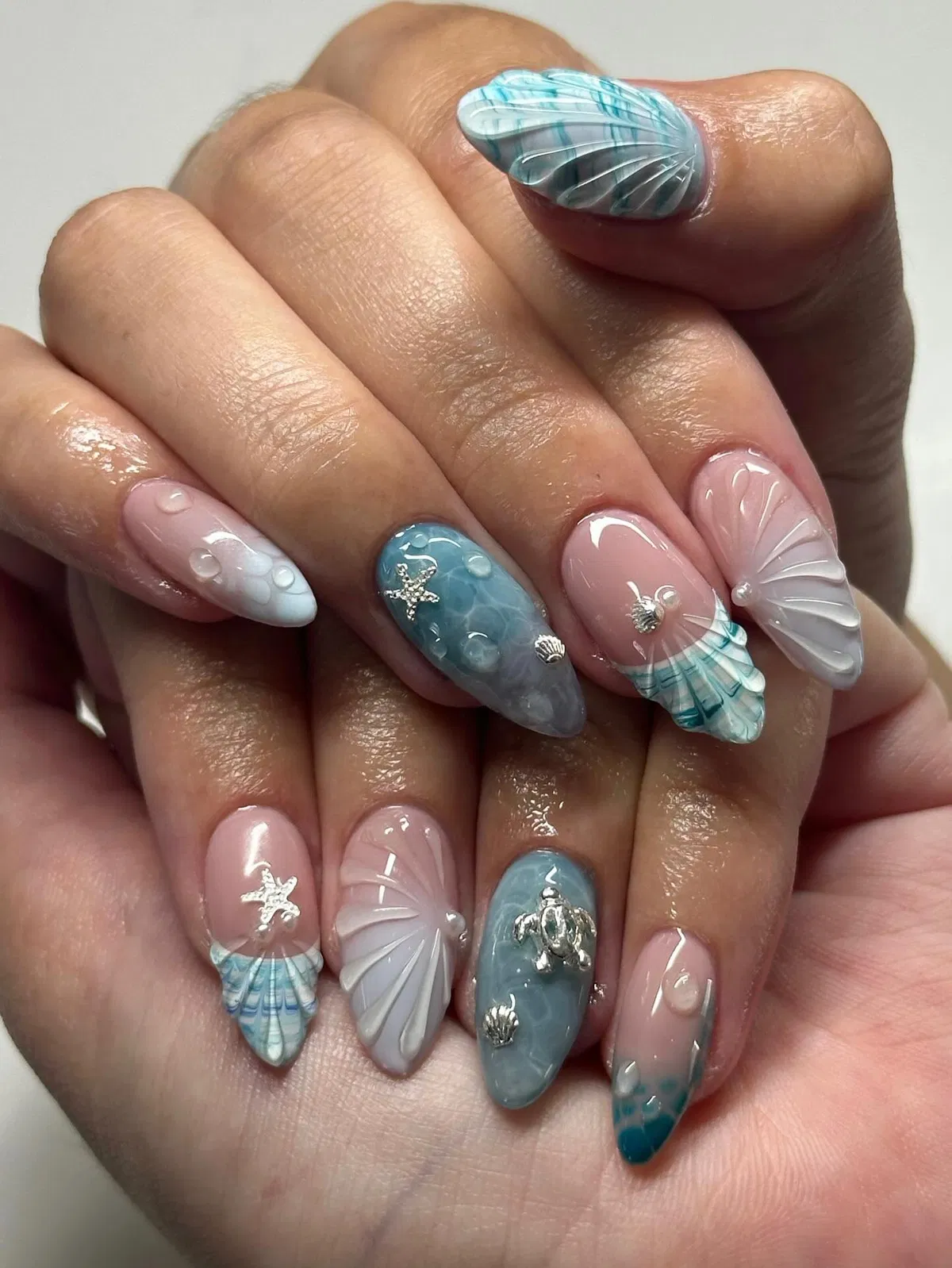 3D shell textures with blue-gray and silver sea charms
