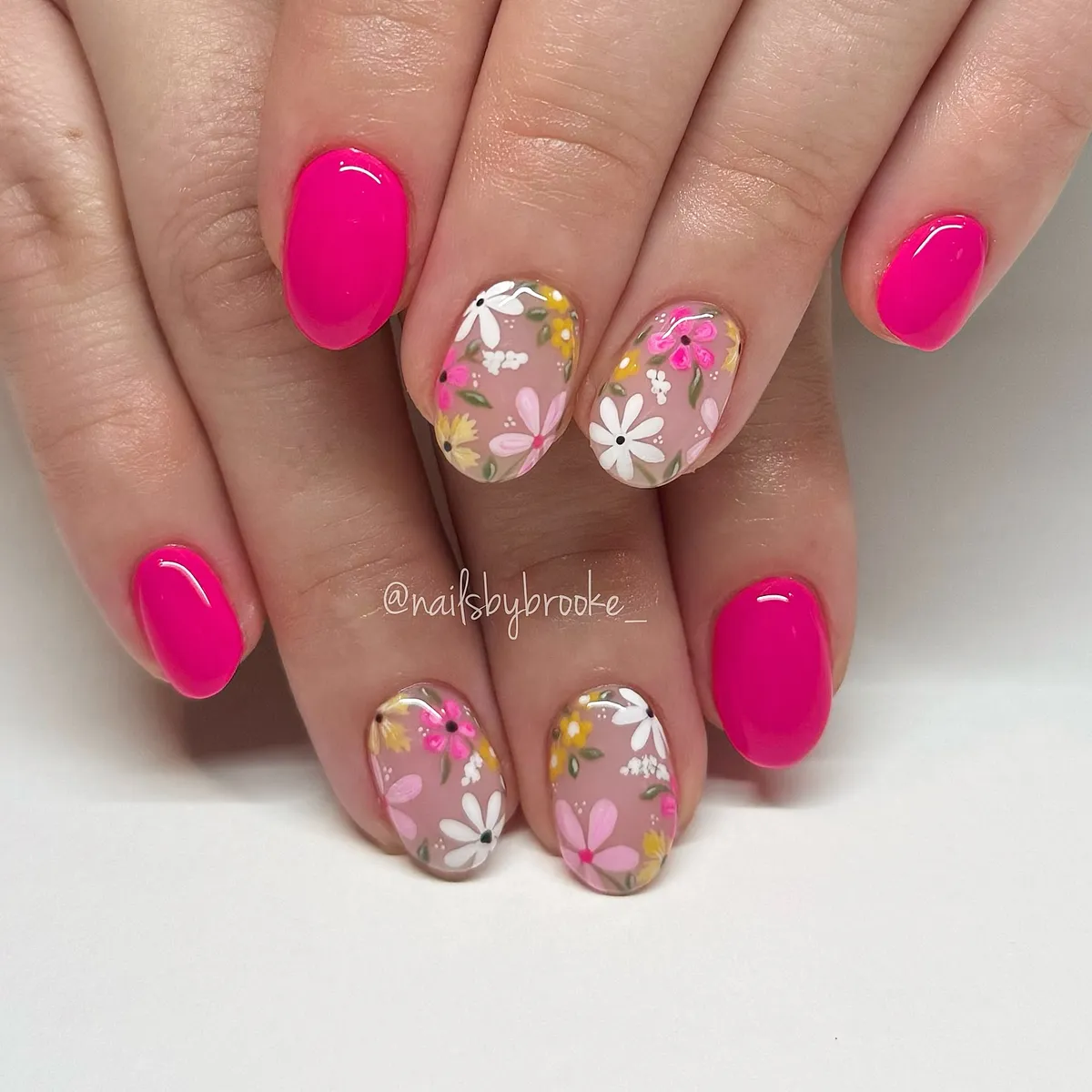 summer-nails_nailsbybrooke__1.webp