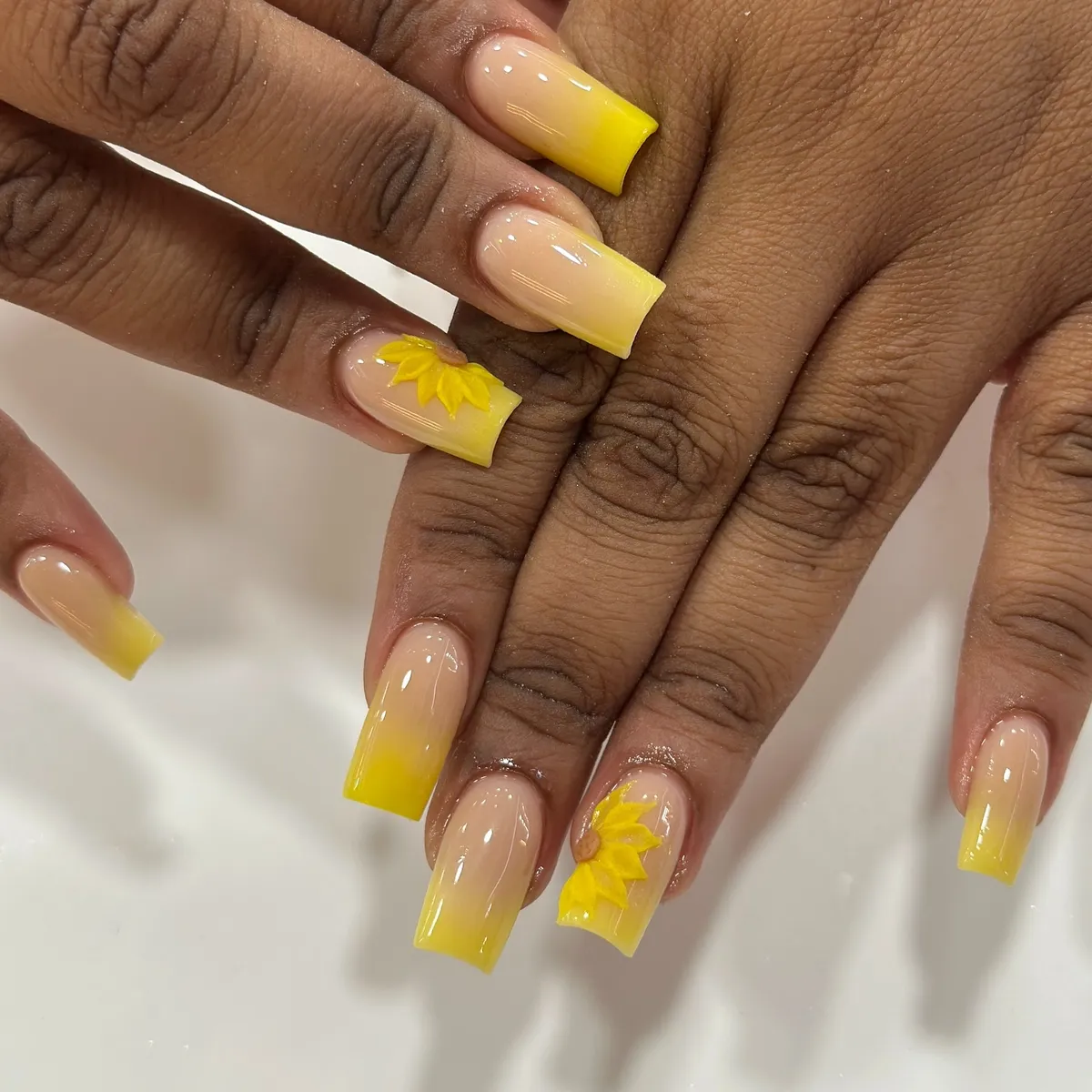 sunflower-nails-design_kingston.nails_4.webp