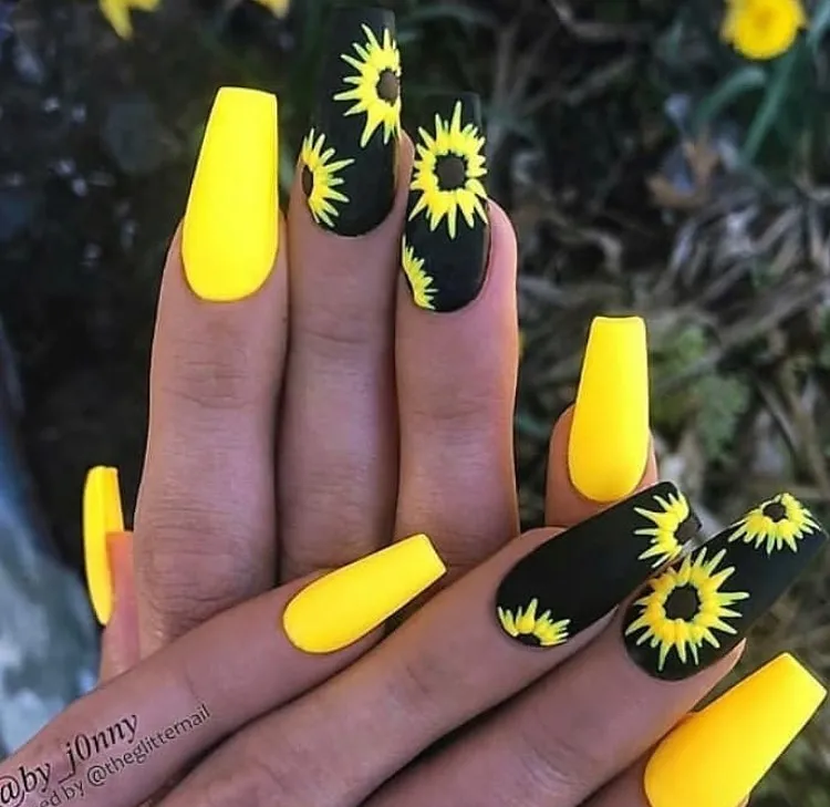 sunflower-nails-design_lnstagramnails_10.webp