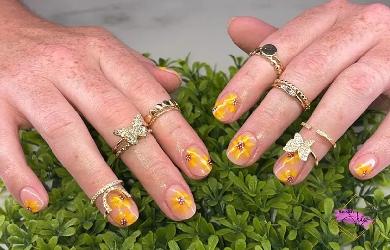 sunflower-nails-design_skydivinestudio_11.webp
