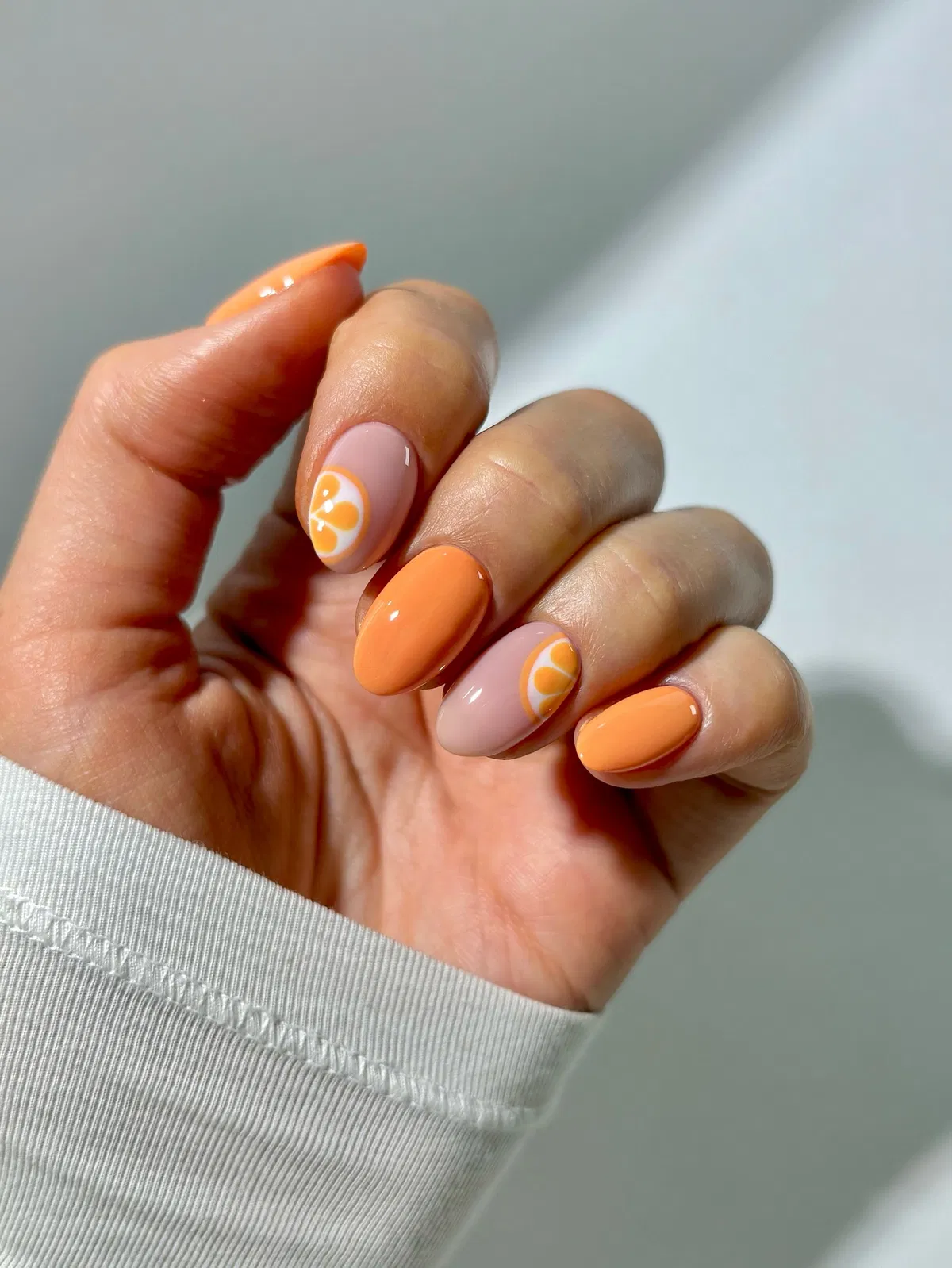 vacation-nails-summer_thenaillologist_10.webp