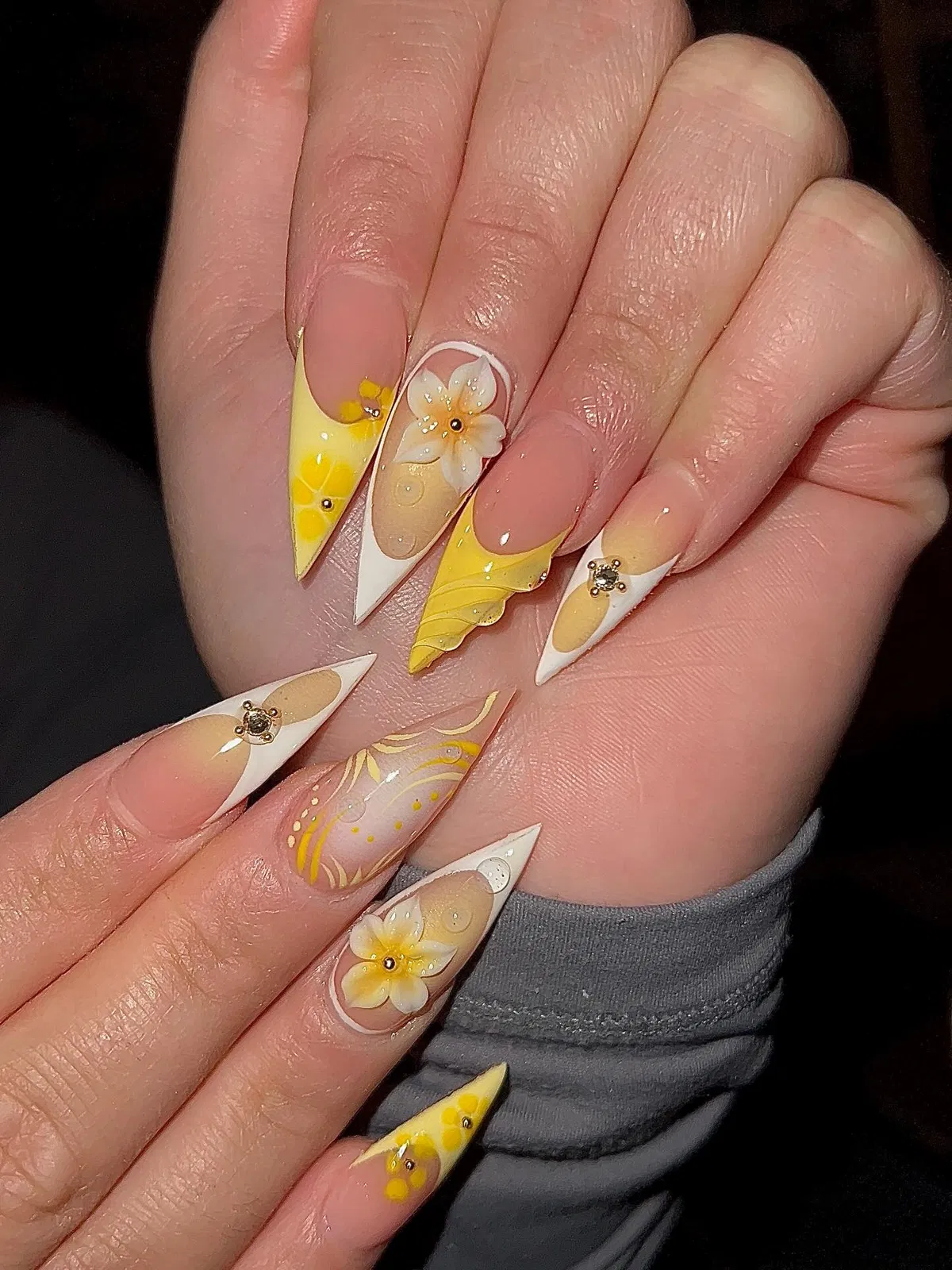 Long pointed yellow-and-white set with 3D flowers