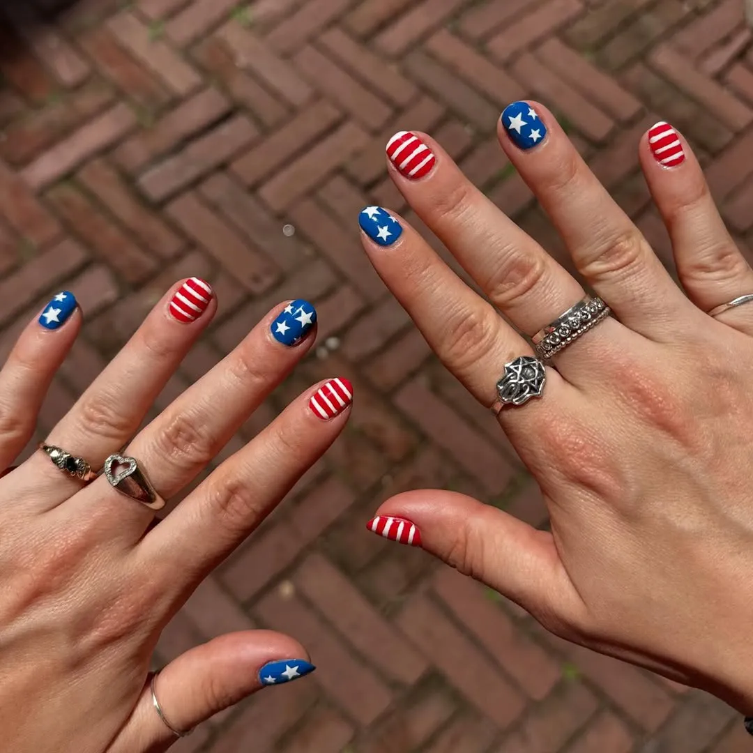 Simple stars and stripes on short nails