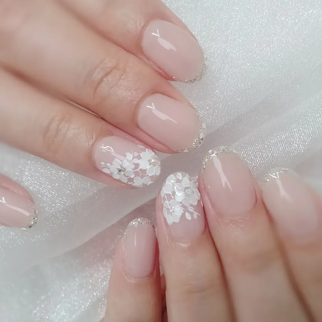 Nude-pink gloss with delicate white floral accents