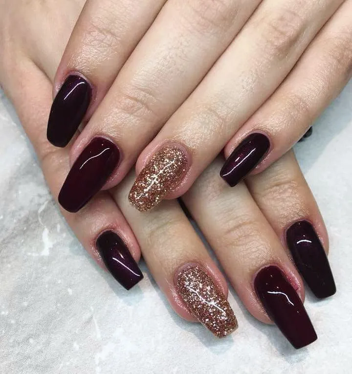 Dark cherry coffin set with two glitter statement nails