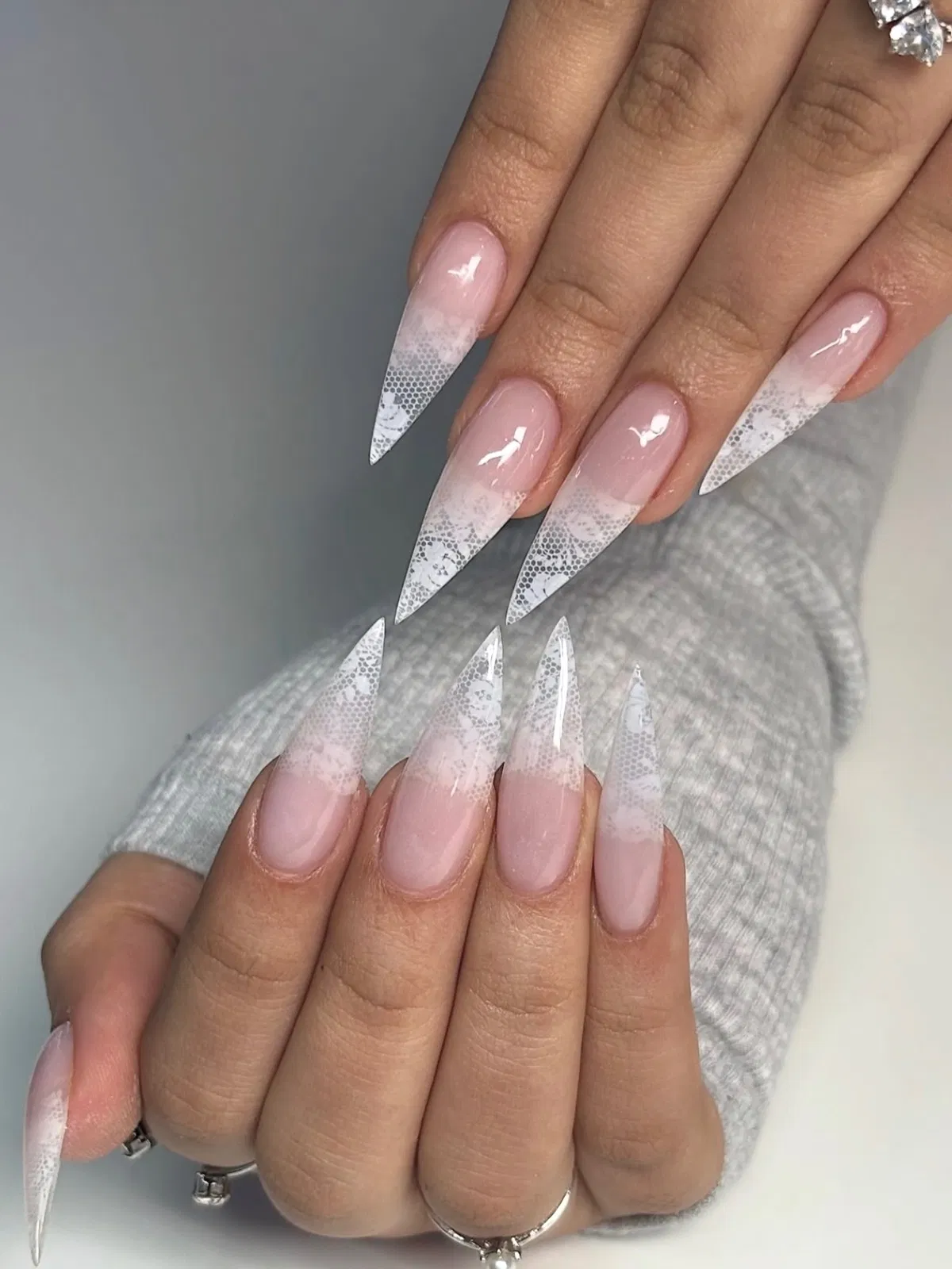 Stiletto ombrΓ© with lace-patterned pointed tips