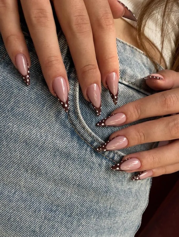 Chocolate-brown French tips with white polka dots