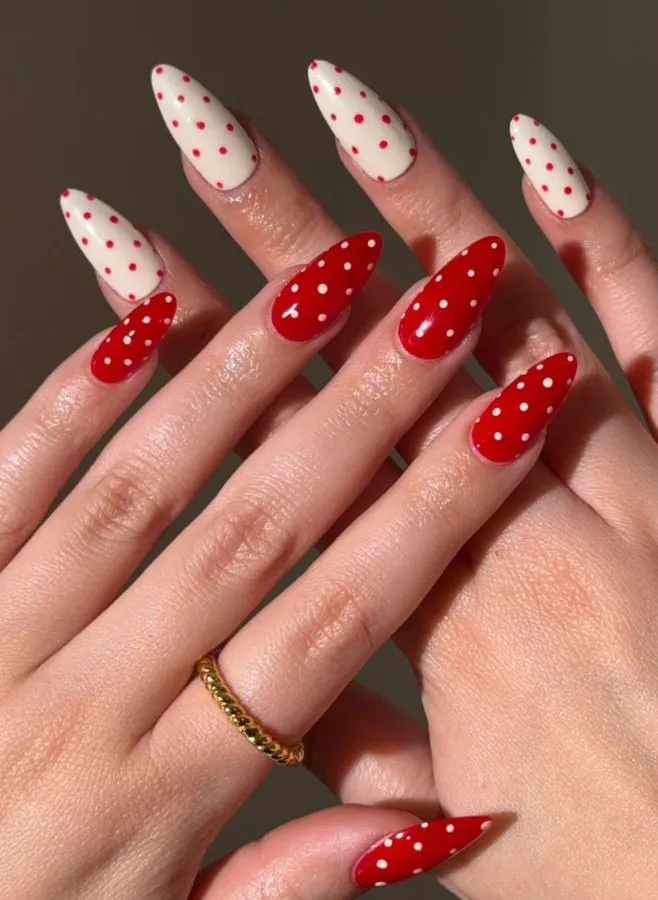 Red-and-white alternating polka dot set