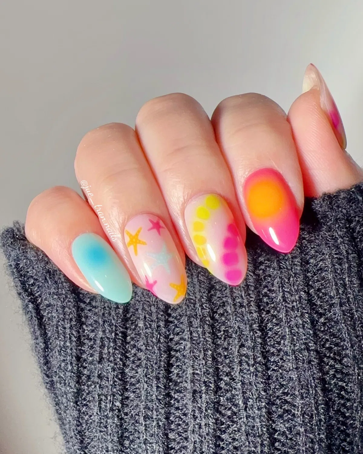 Glossy gradients with stars and dot accents