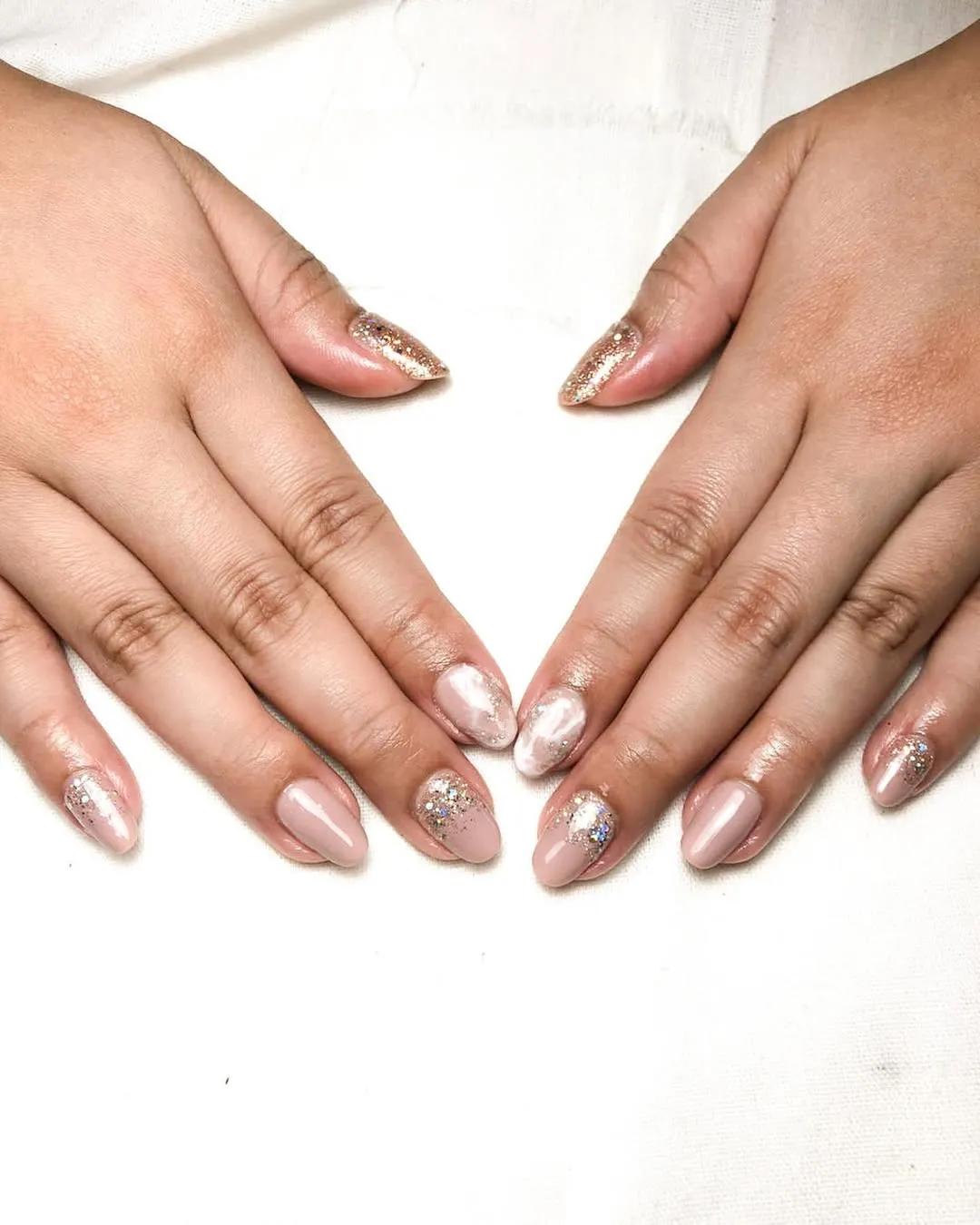 Nude-pink set with glitter accents on tips and gold-glitter thumbnails
