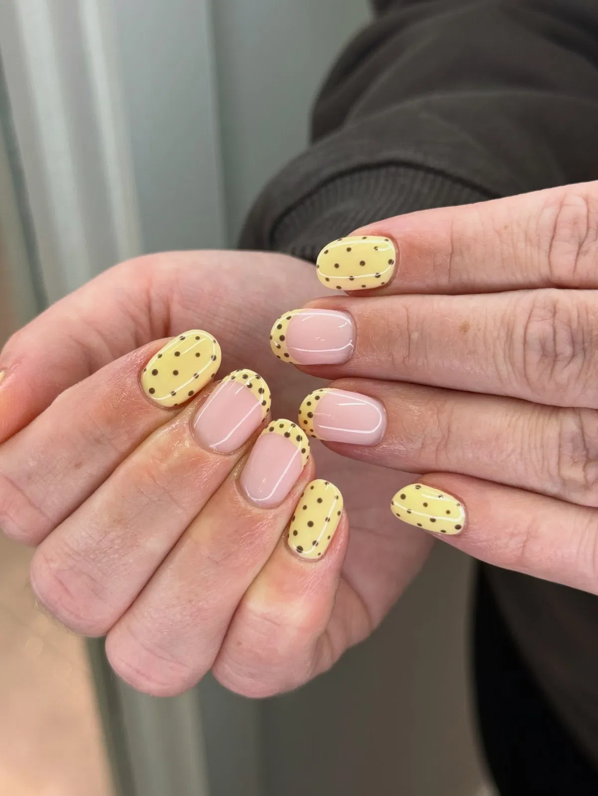 Short pale-yellow polka dots with dotted French tips