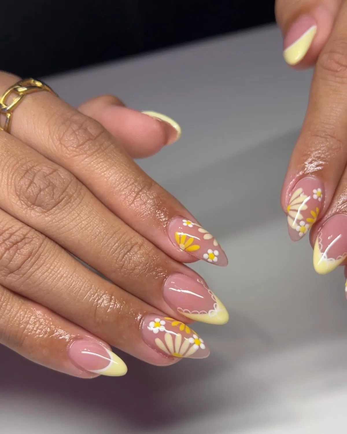 Daisy Art on Nude Base with Baby Yellow French Tips