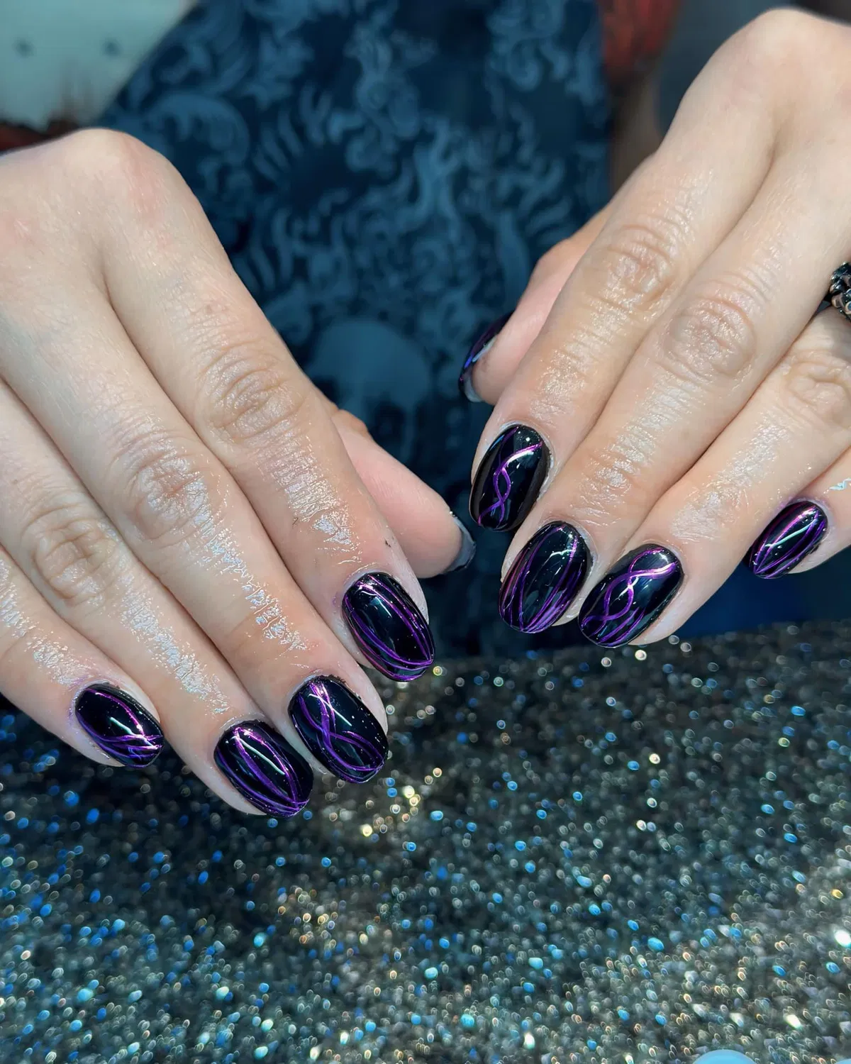 Glossy black with purple-pink ribbon lines