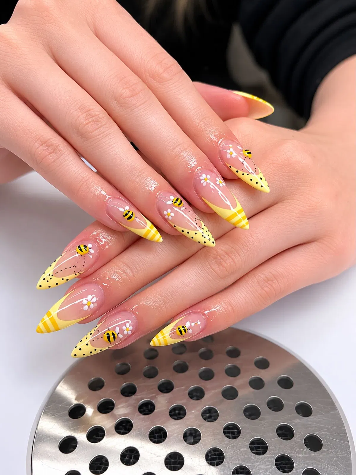 Bee and daisy accents with patterned yellow tips