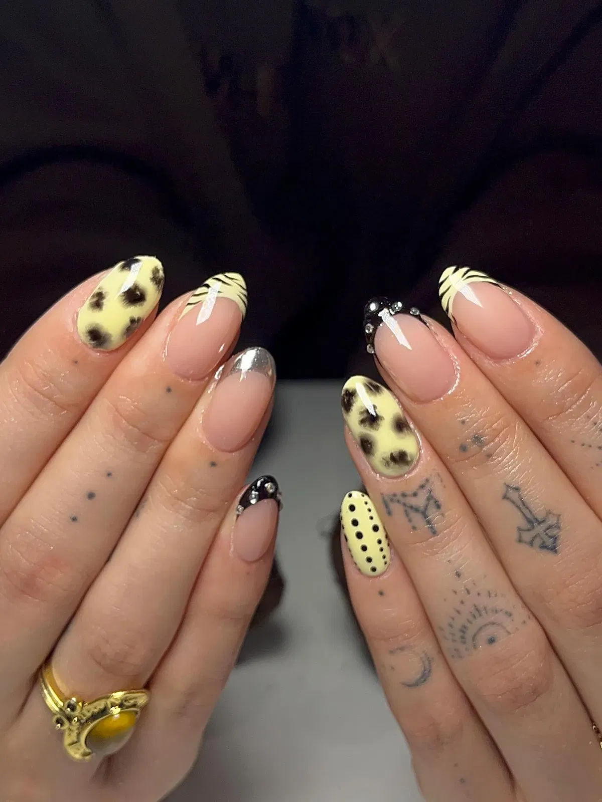 Nude base with pale yellow-black spots and studded black tip