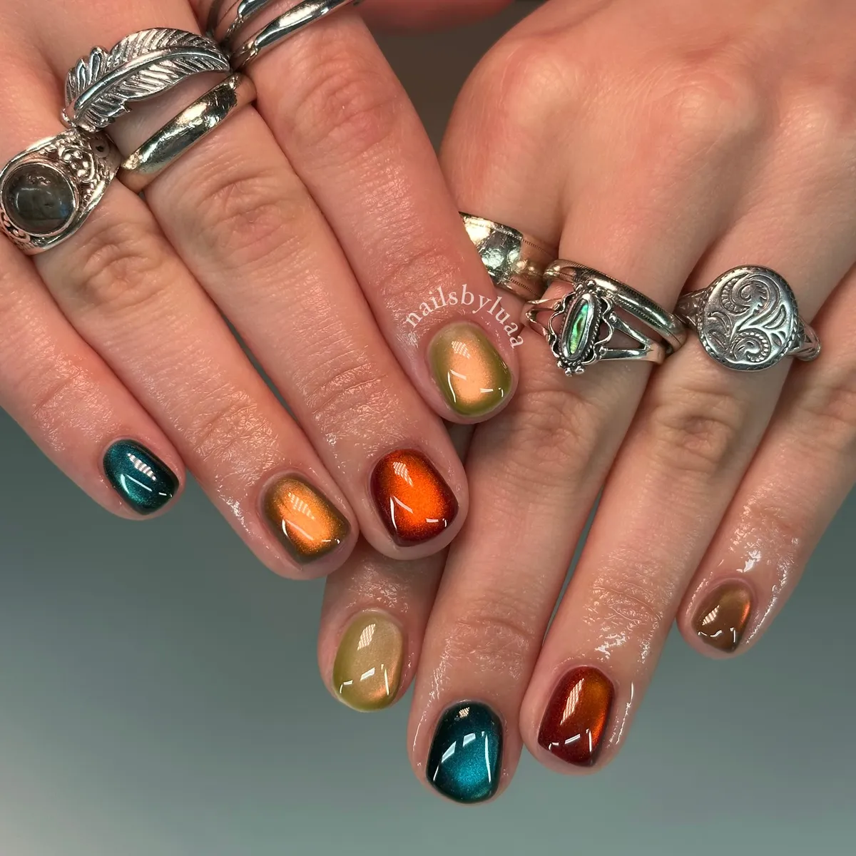 Multicolor metallic-shift nails with bold highlights