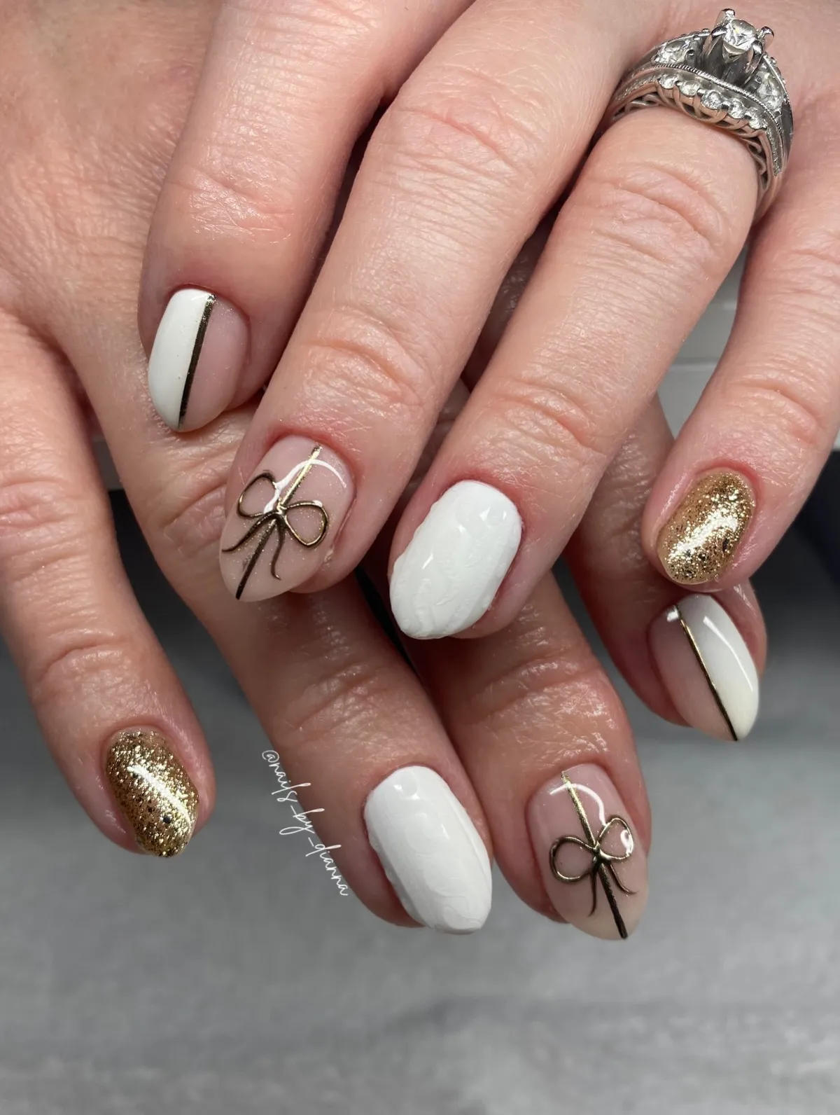 Short oval white-and-gold set with vertical stripes and bow line art