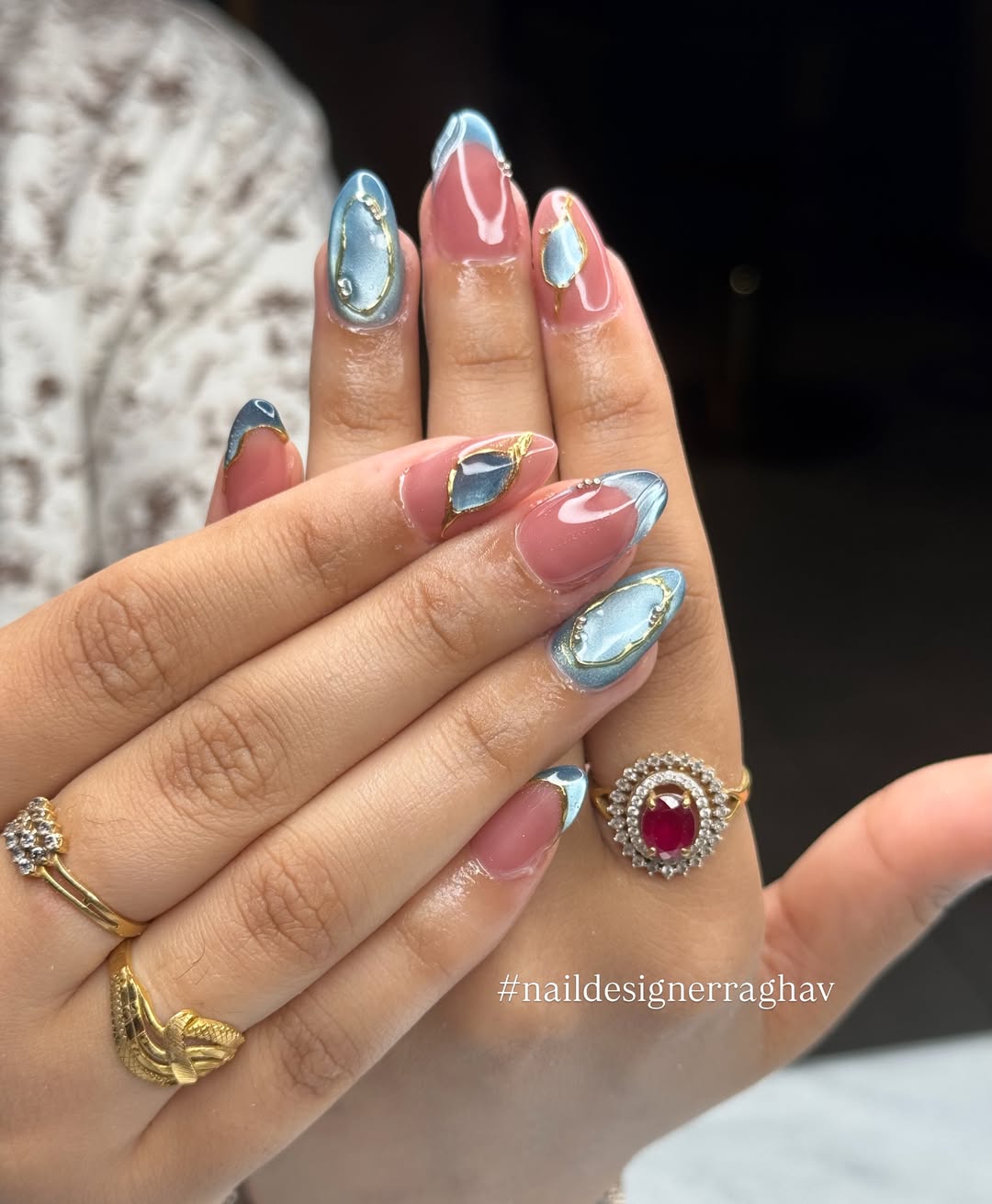 Light blue tips with gold-outlined center panels