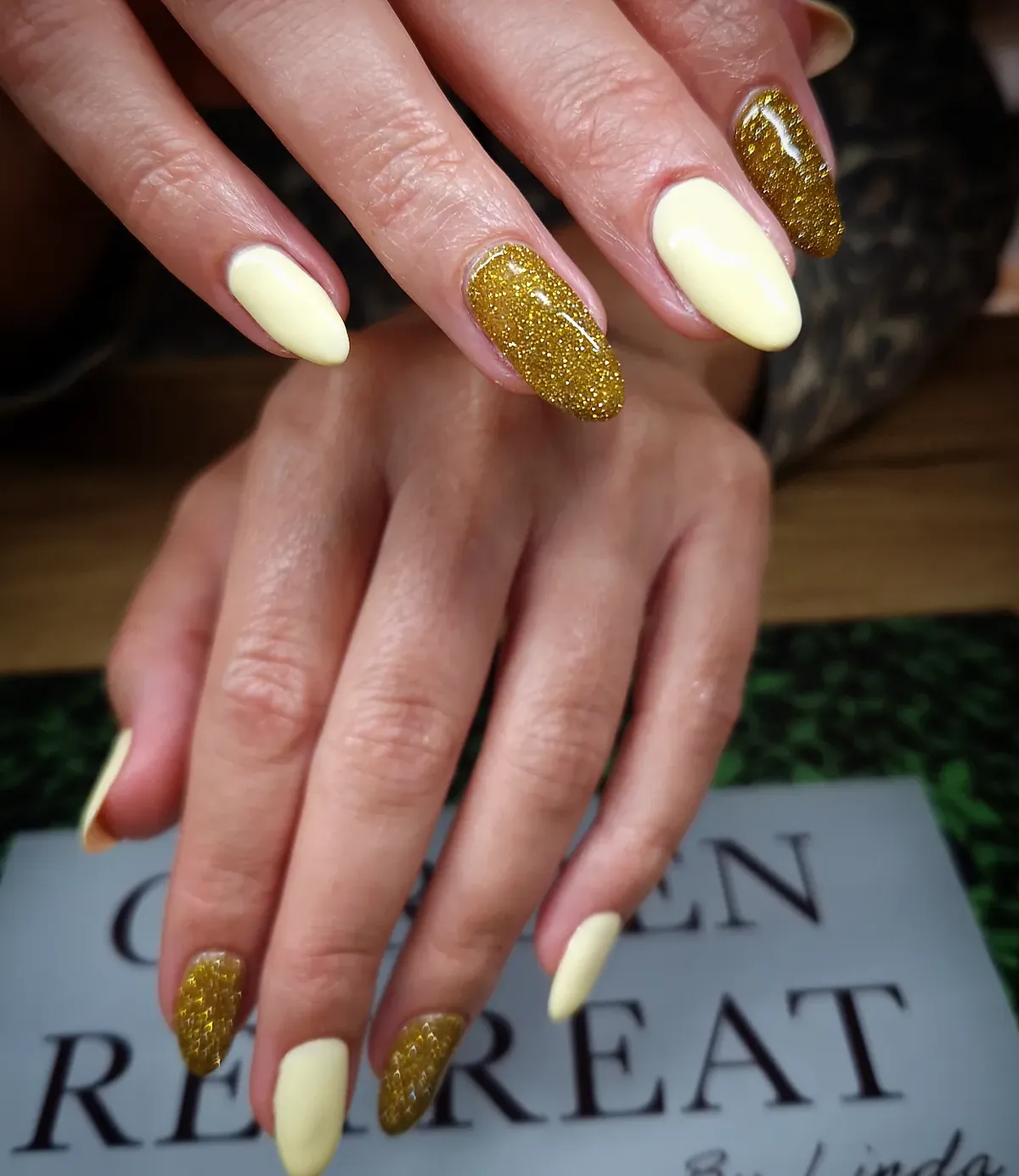 Pale yellow and gold glitter alternation