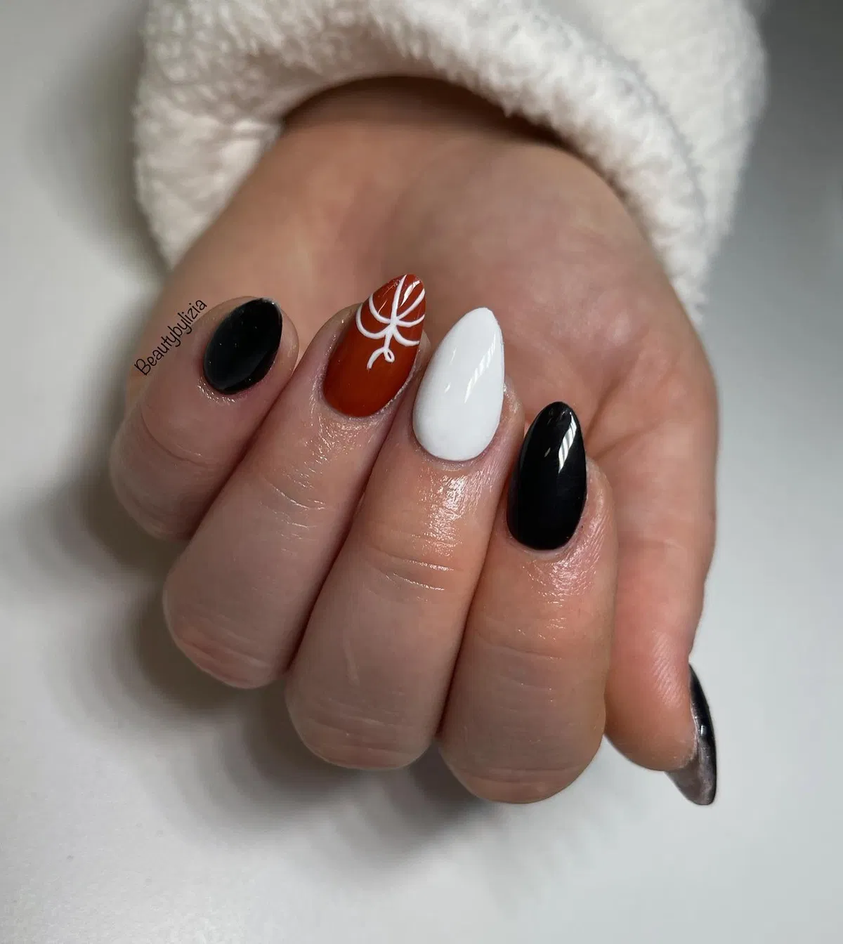 Black and white solids with rust bow line art