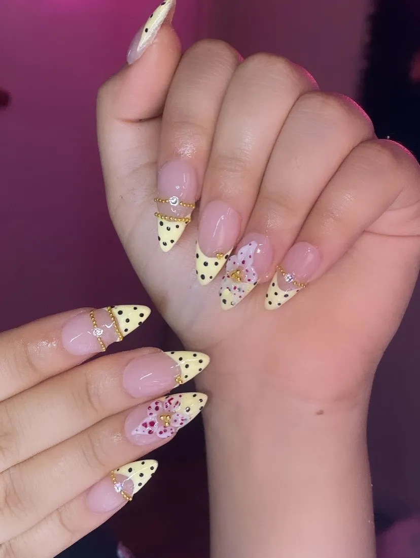 Polka-dot yellow tips with gold bands and floral accent