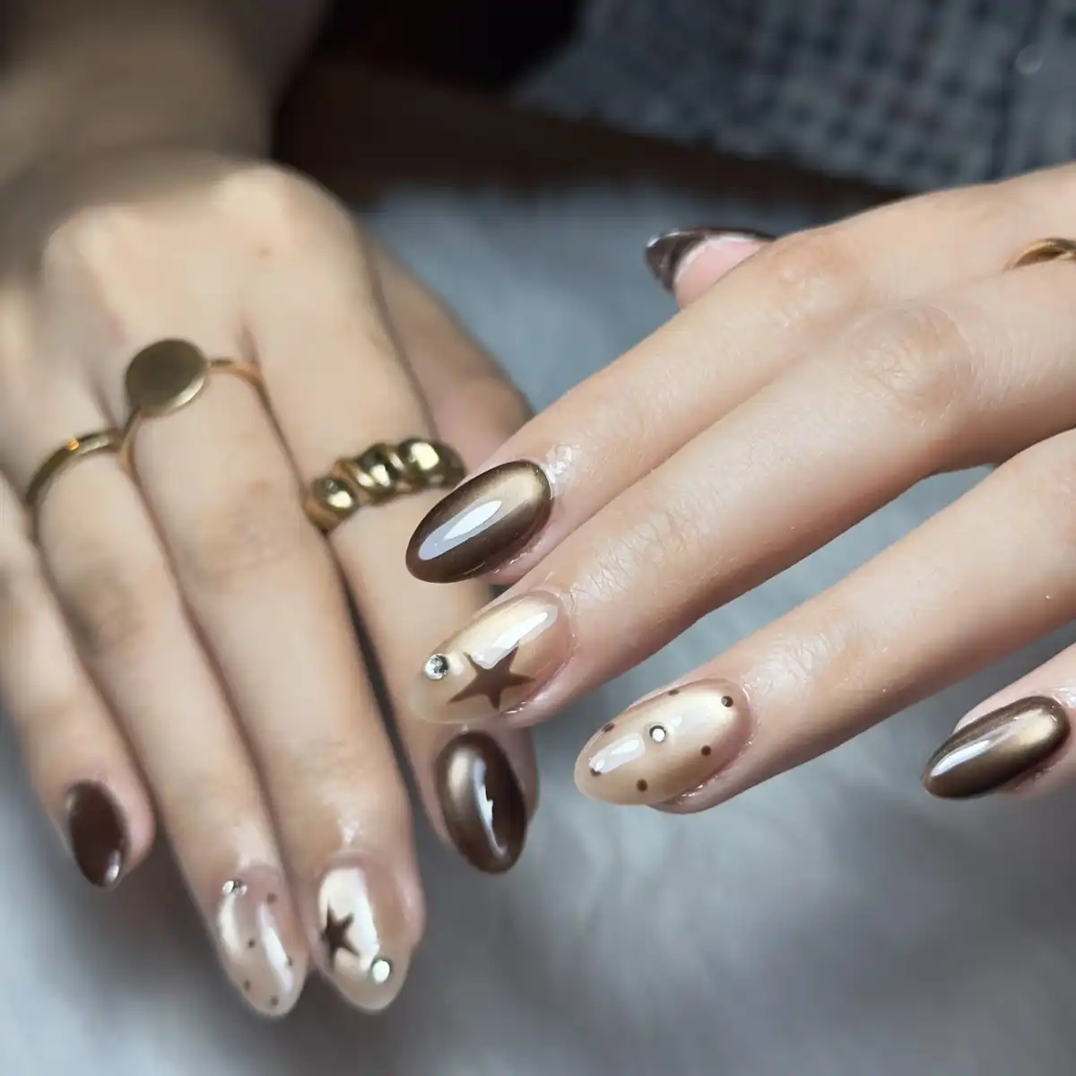 Metallic-brown accents with star and dotted nude nails
