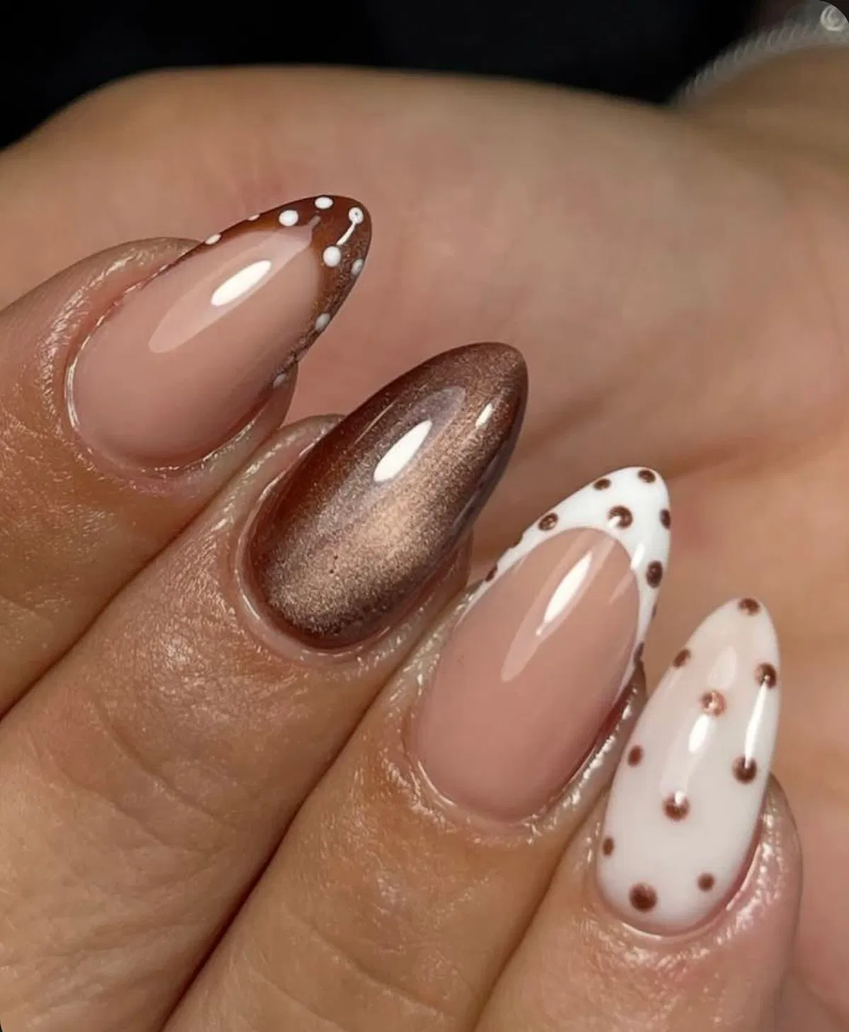 Polka-dot French tips in brown and white