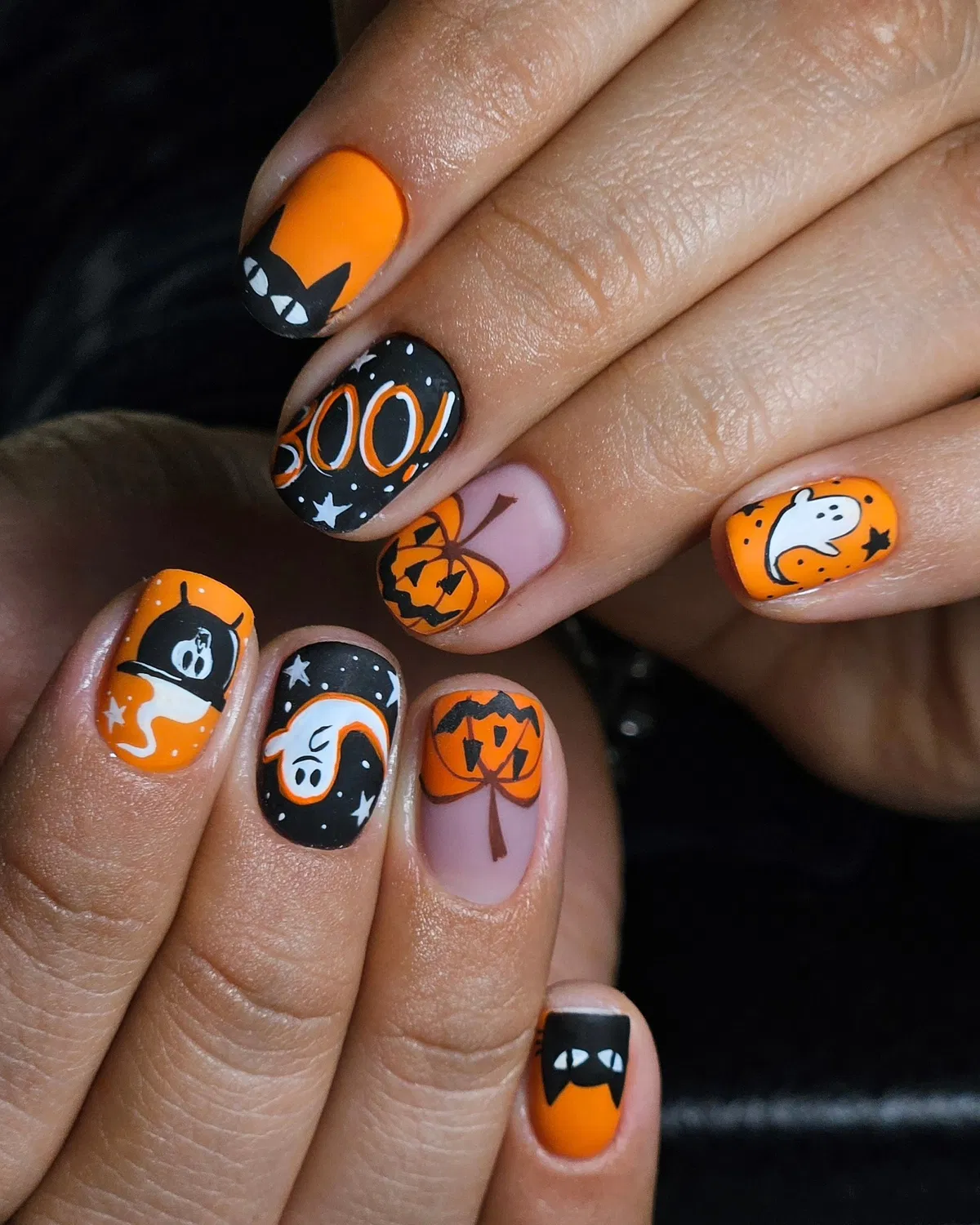 Orange-and-black set with โBOO!โ text and pumpkins
